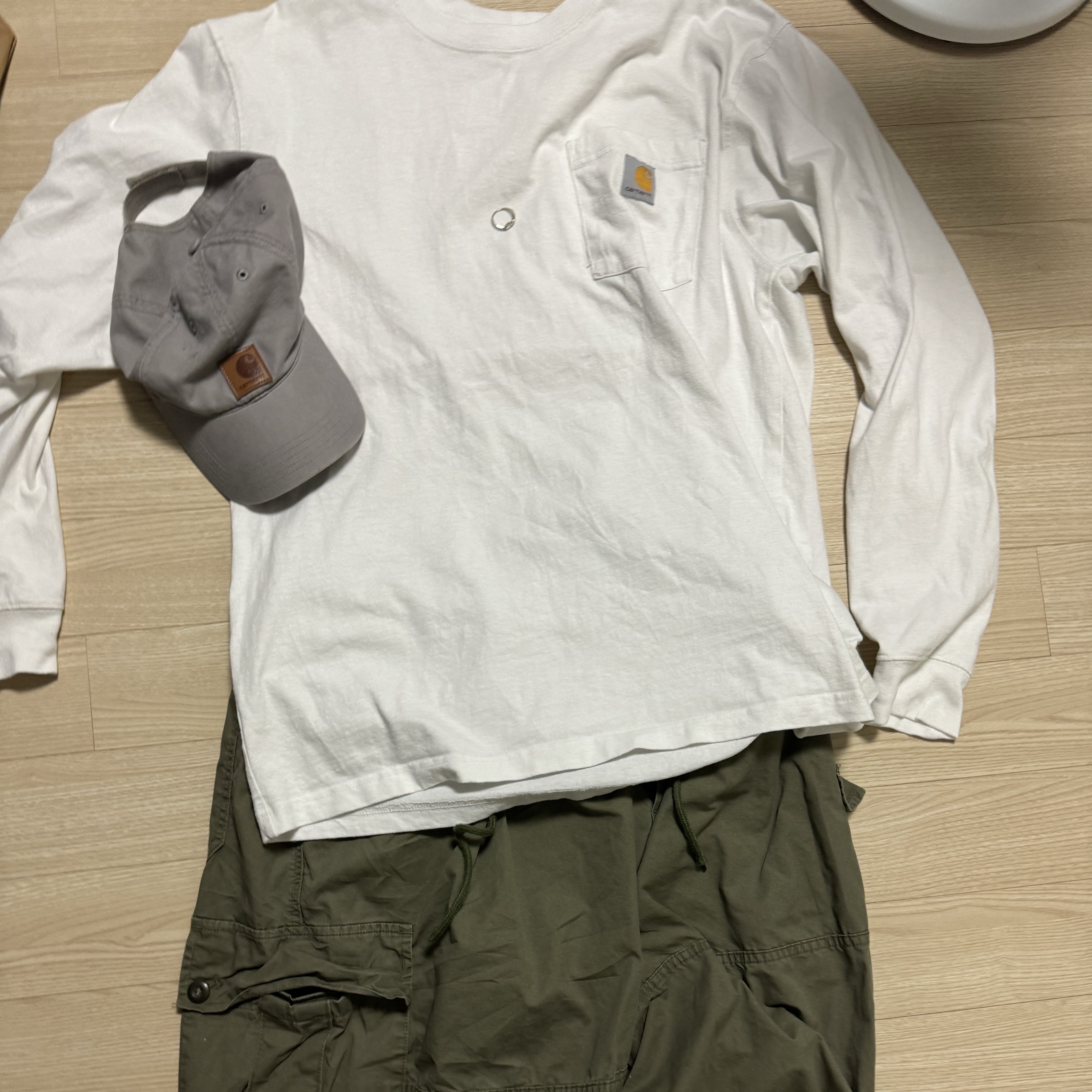 Carhartt Canvas Cap Asphalt, Carhartt Loose Fit Heavyweight Regular Long Sleeve Pocket T-Shirt White 착용 스타일