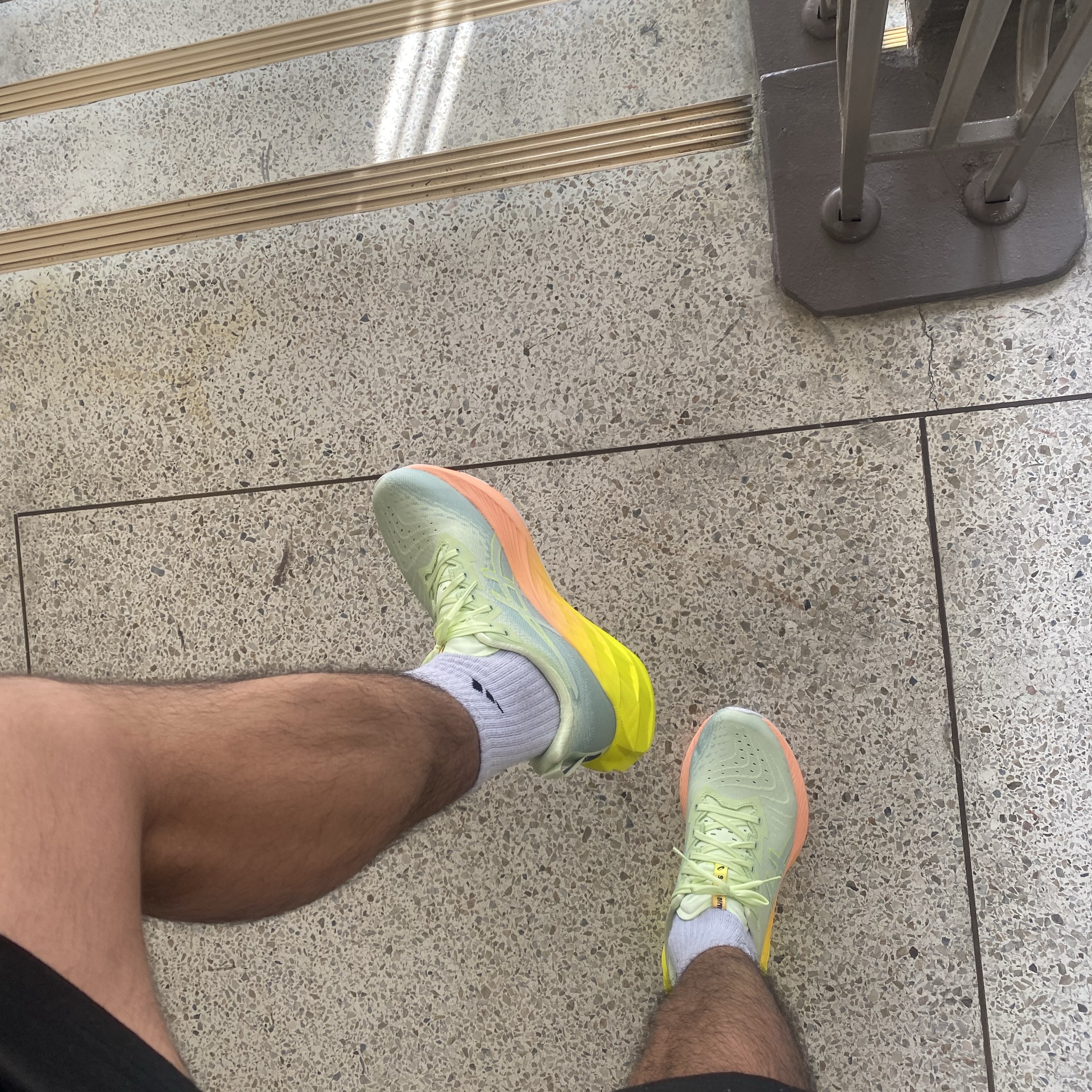 Asics Novablast 4 Cool Matcha Safety Yellow 착용 스타일 - 1