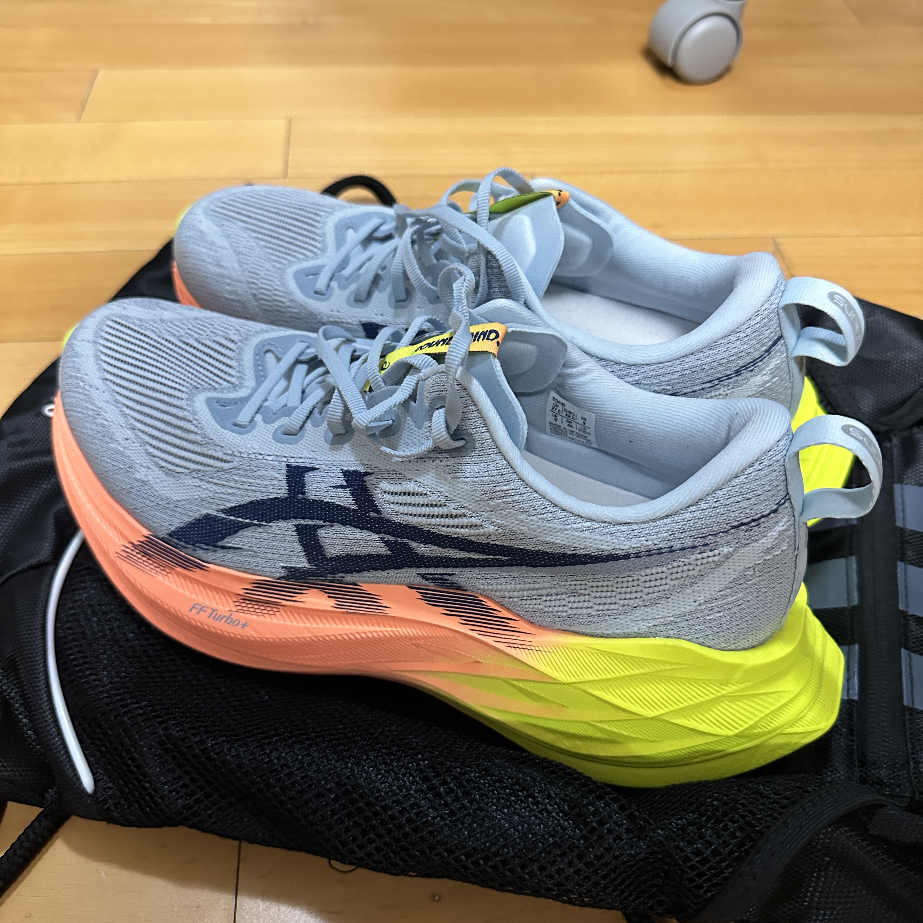 Asics Superblast 2 Paris Cool Grey Safety Yellow 착용 스타일