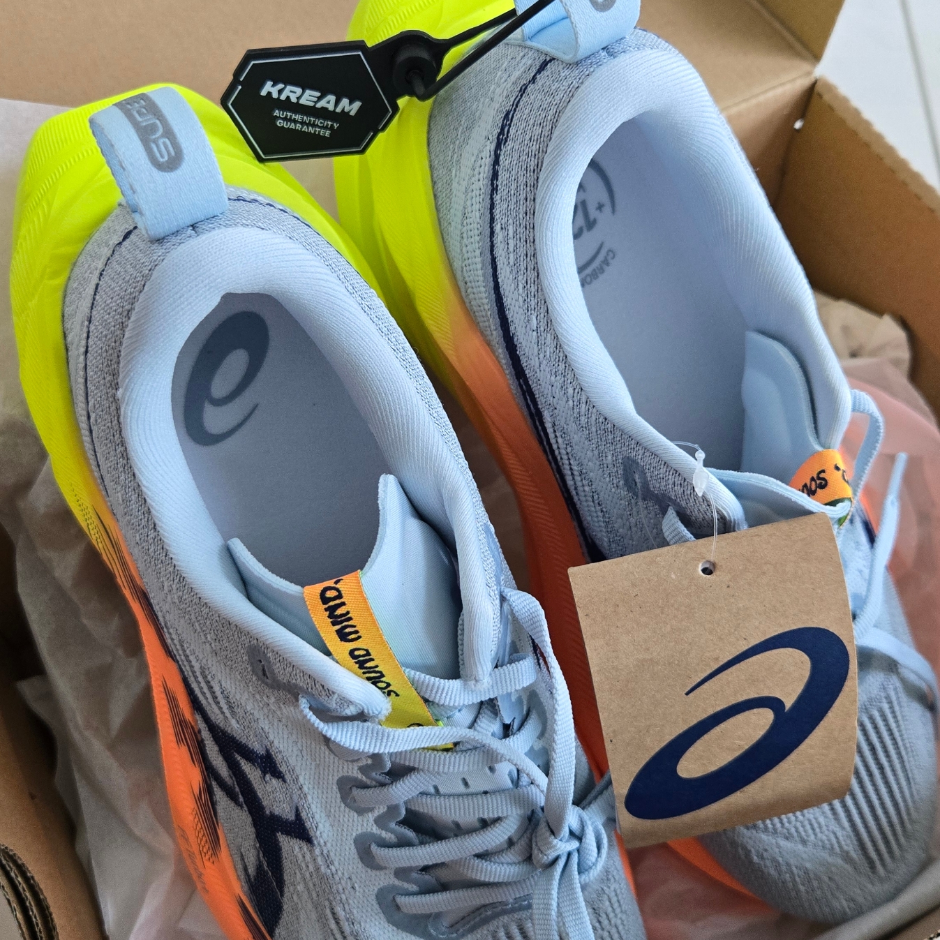 Asics Superblast 2 Paris Cool Grey Safety Yellow 착용 스타일 - 3