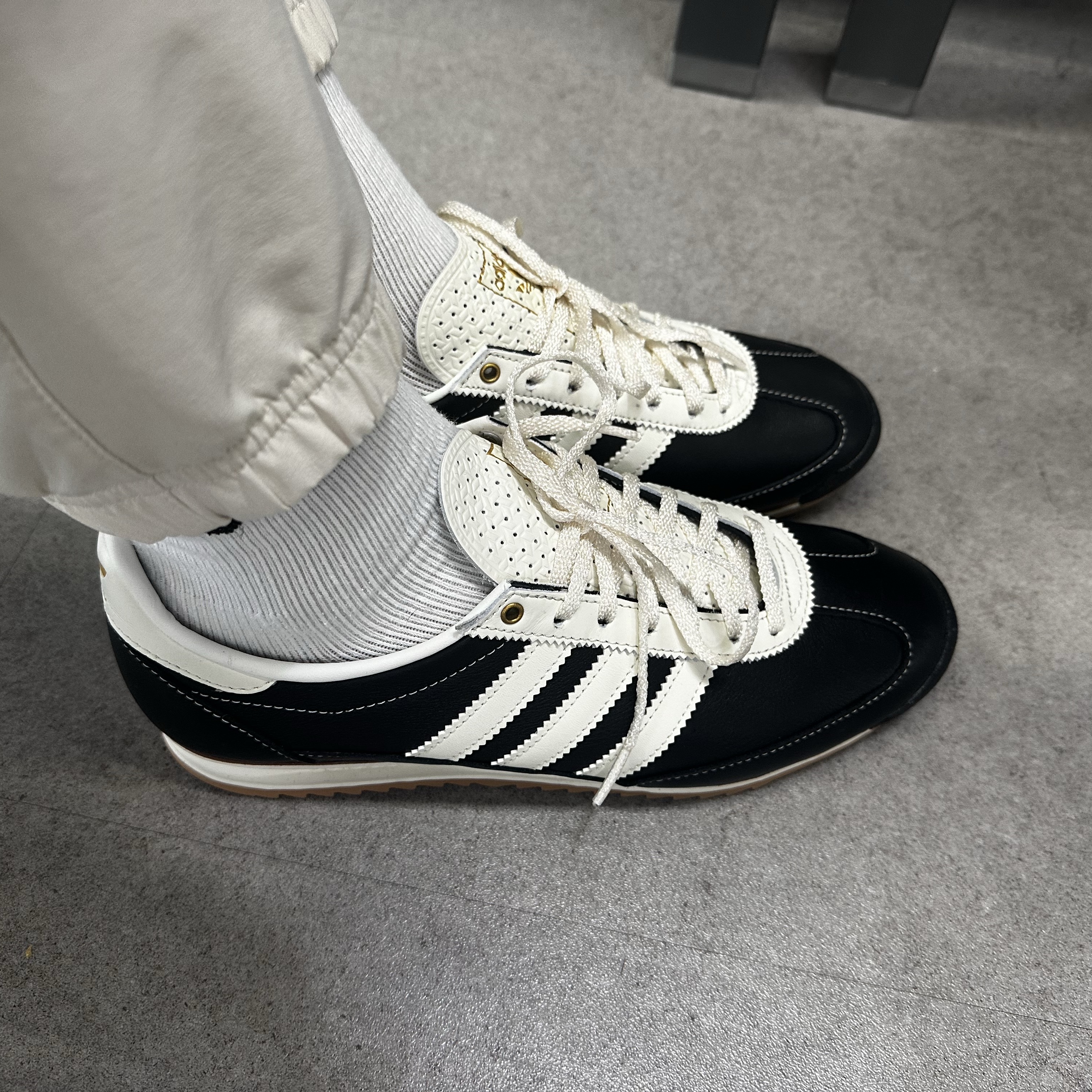 (W) Adidas SL 72 OG Core Black Off White 착용 스타일 - 2