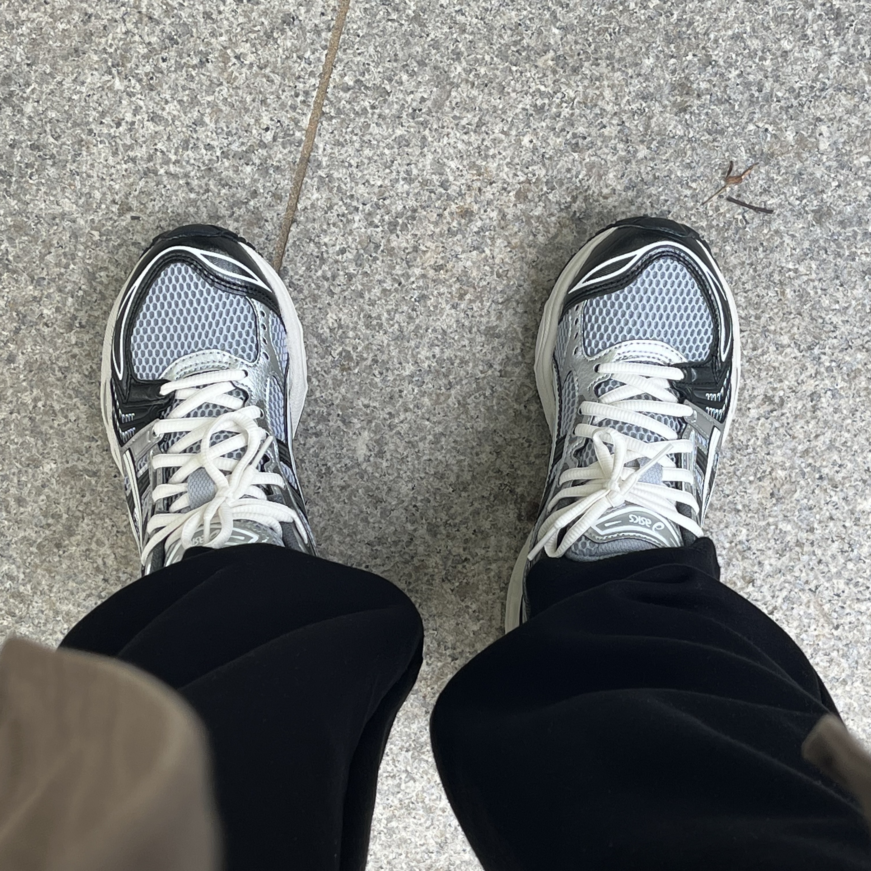 Asics Gel-Kayano 14 Black Glacier Grey 착용 스타일