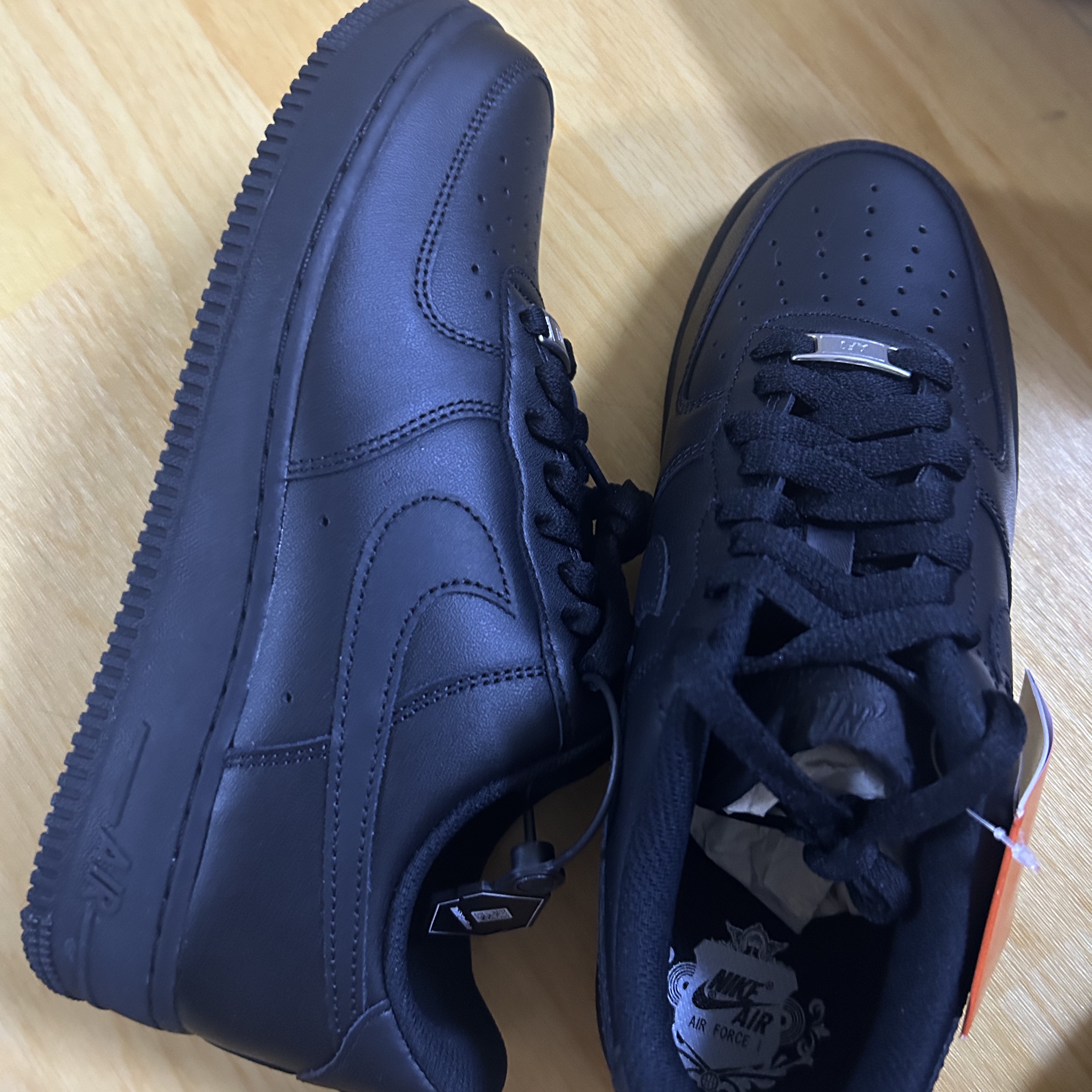 Nike Air Force 1 '07 Low Triple Black 착용 스타일