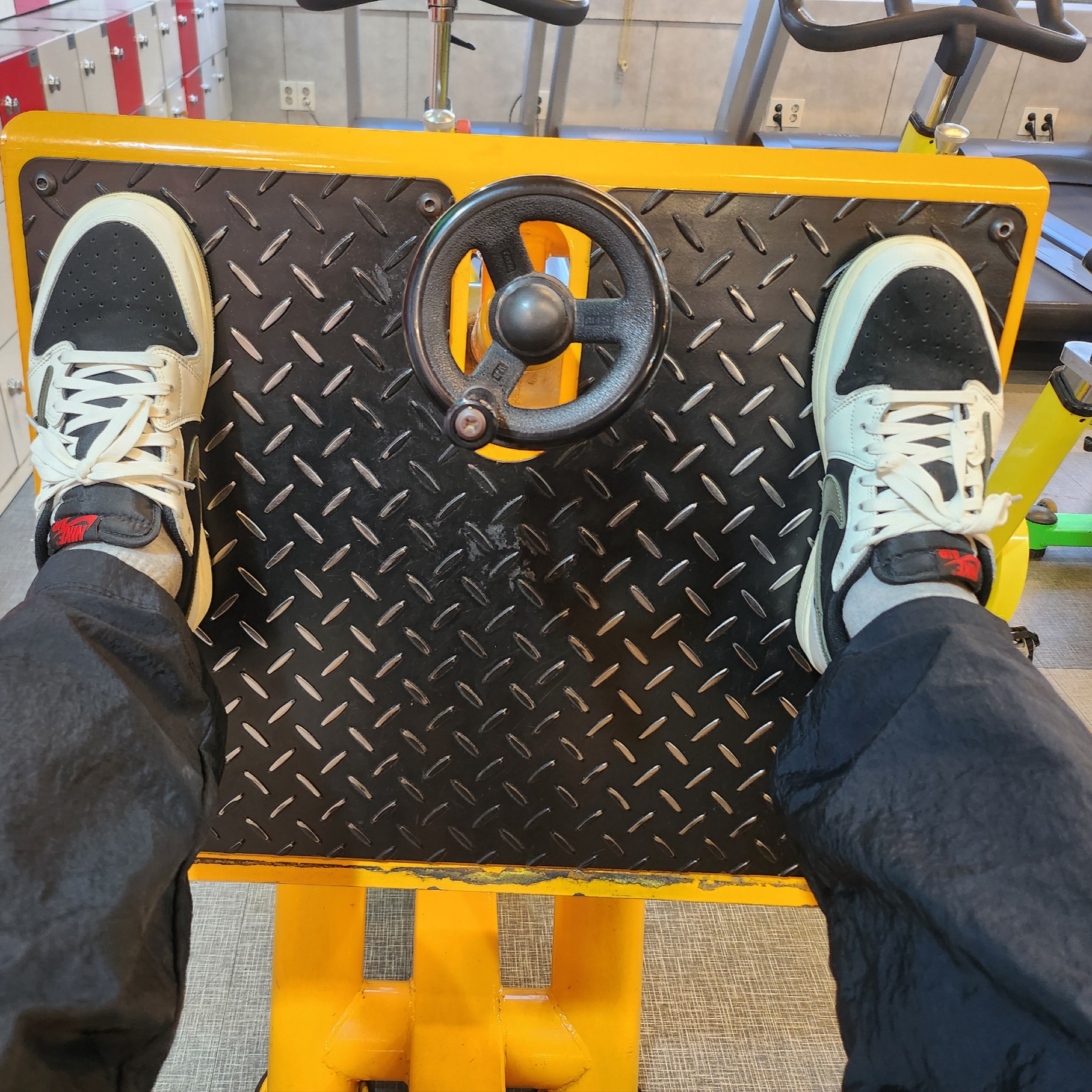 (W) Jordan 1 x Travis Scott Retro Low OG SP Medium Olive 착용 스타일