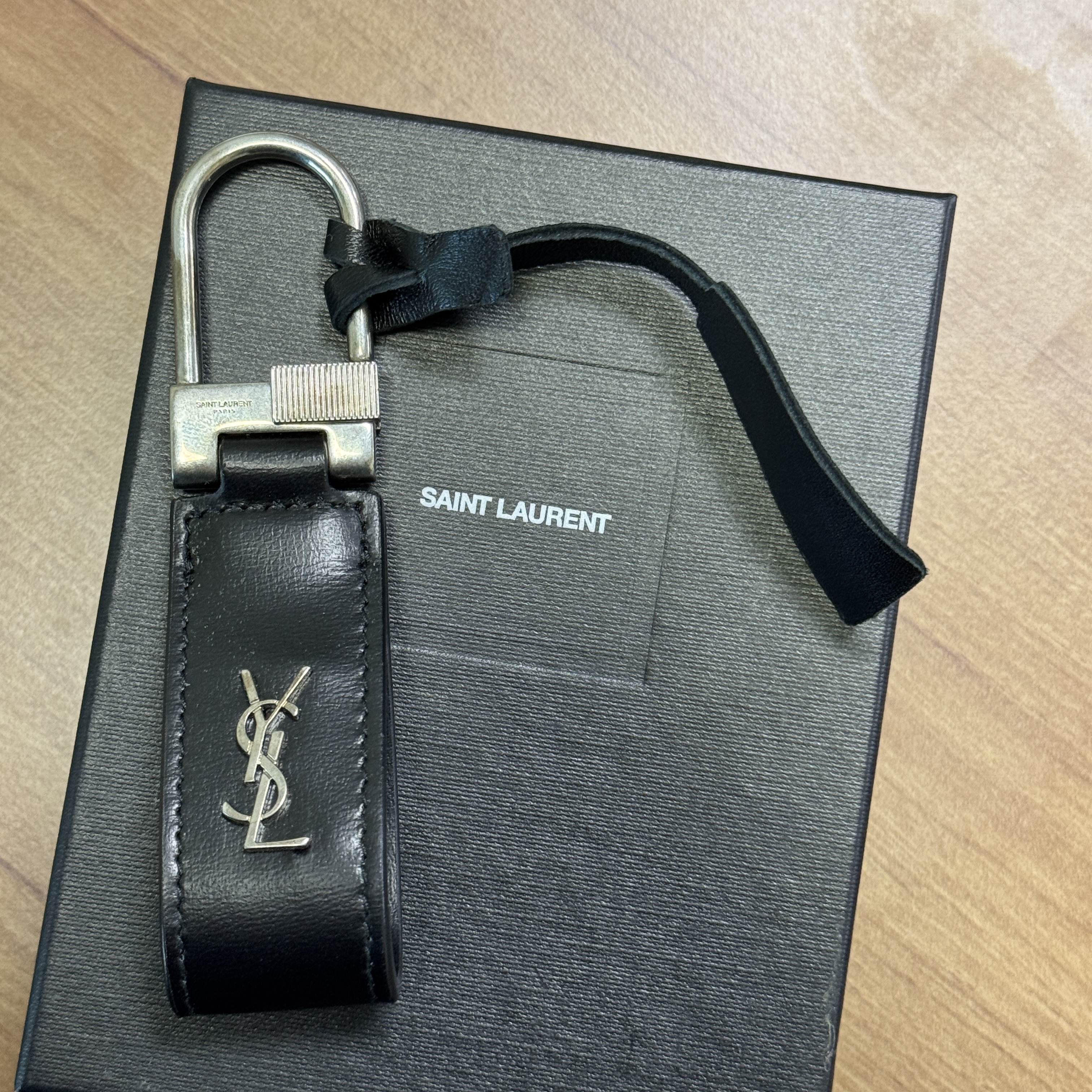 Saint Laurent Tiny Cassandre Keyring in Shiny Leather Black 착용 스타일 - 2