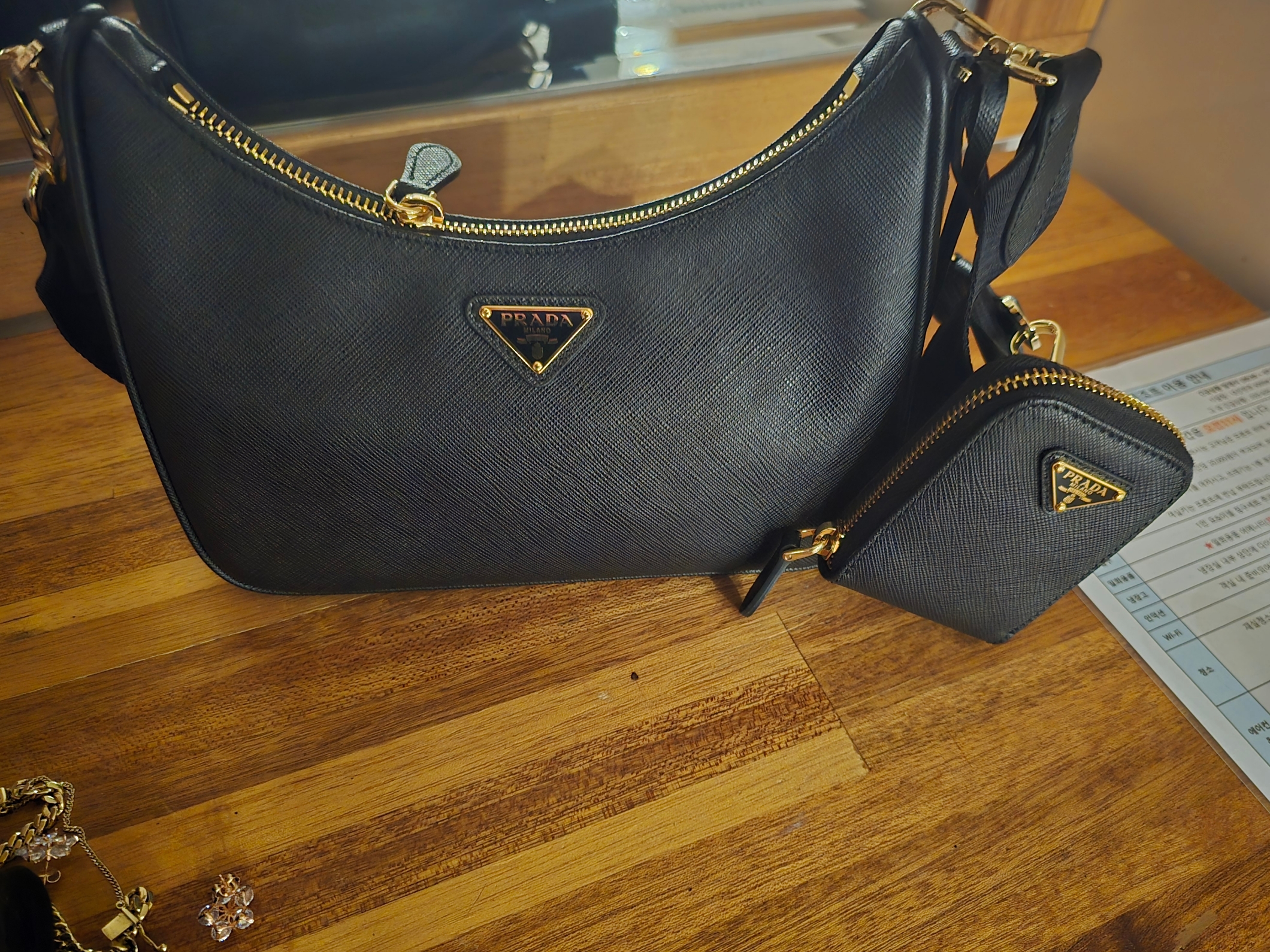 Prada Re-Edition 2005 Saffiano Leather Shoulder Bag Black 착용 스타일 - 2