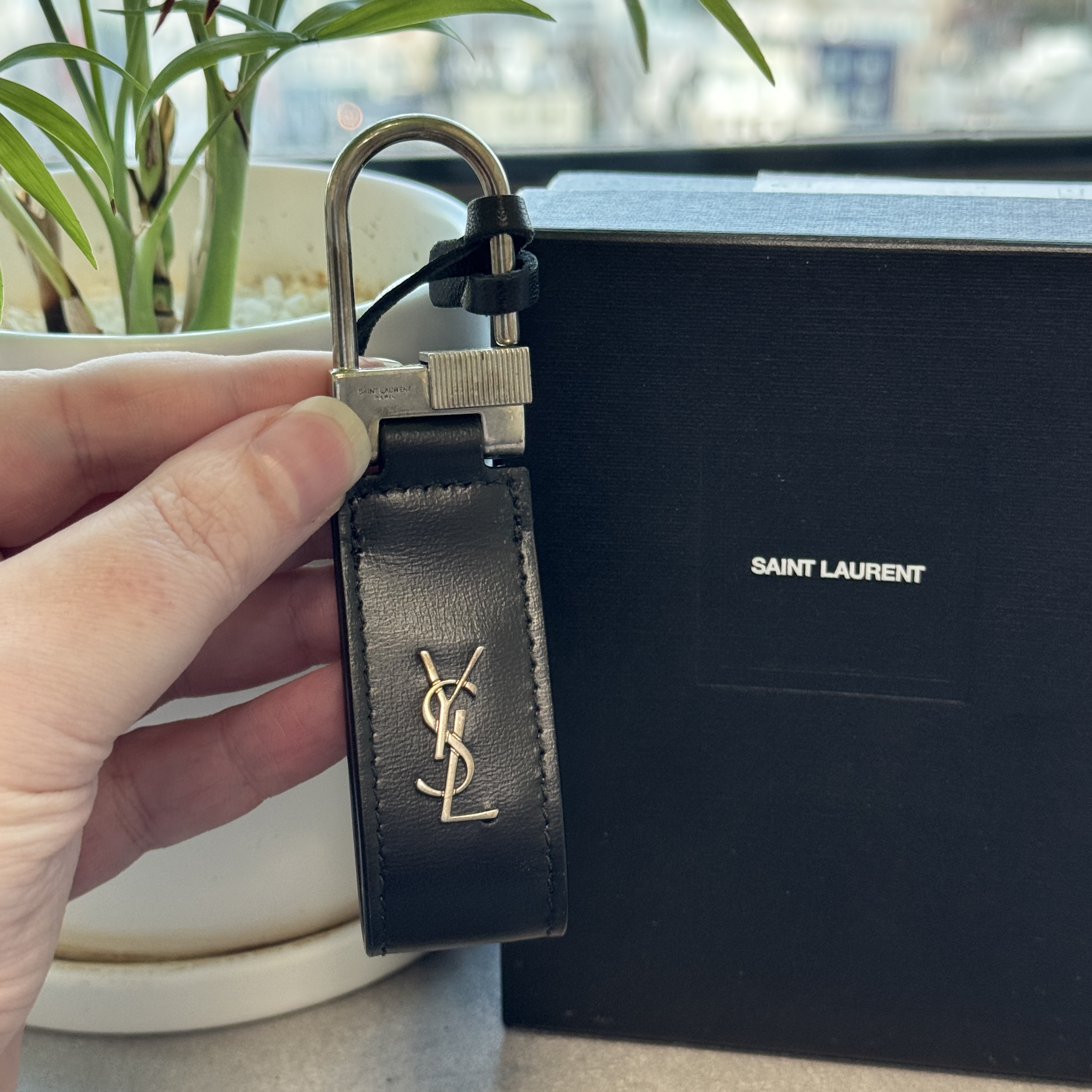 Saint Laurent Tiny Cassandre Keyring in Shiny Leather Black 착용 스타일 - 1