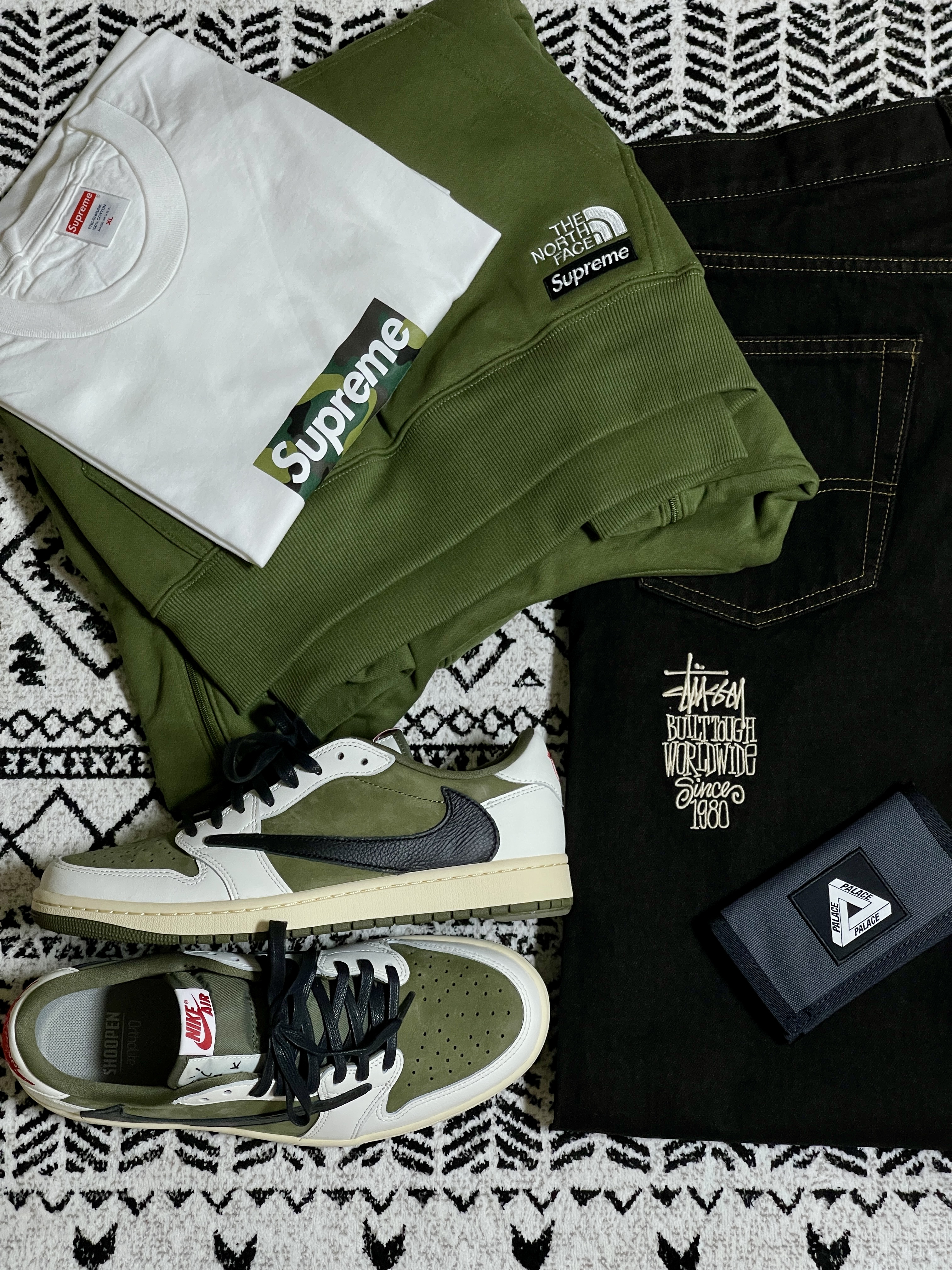 Supreme Box Logo T-Shirt White - 23FW, Jordan 1 x Travis Scott Retro Low OG SP Reverse Olive 착용 스타일 - 1