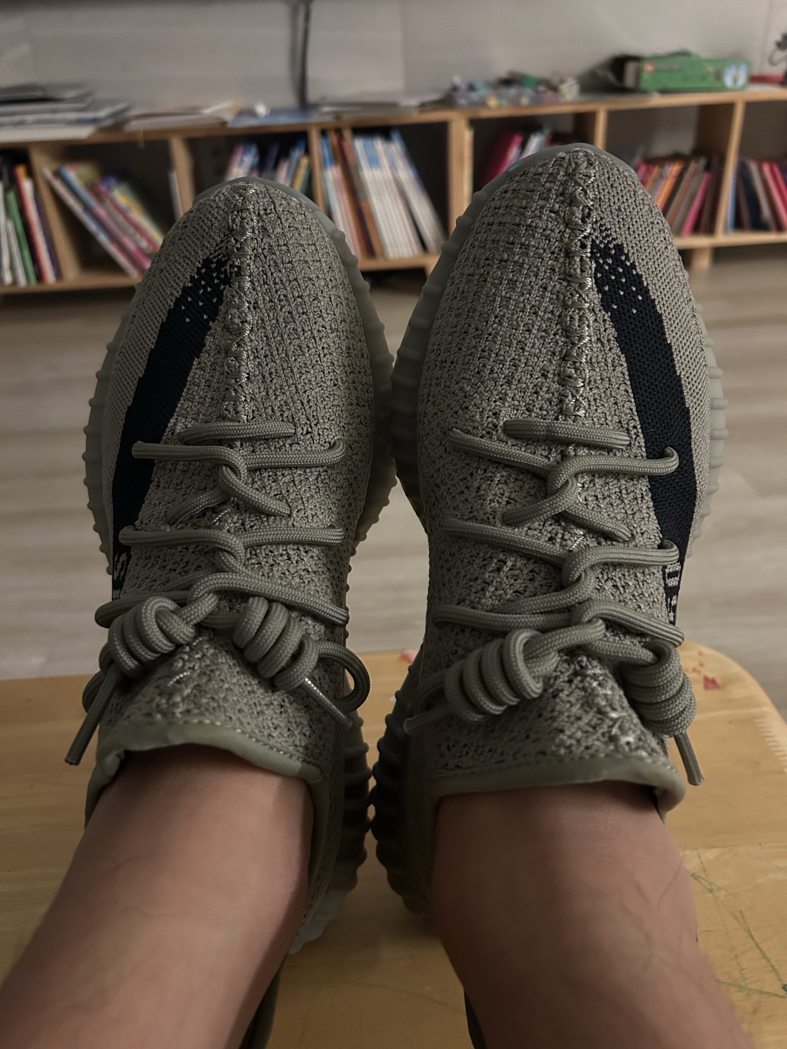 Adidas Yeezy Boost 350 V2 Granite Core Black 착용 스타일