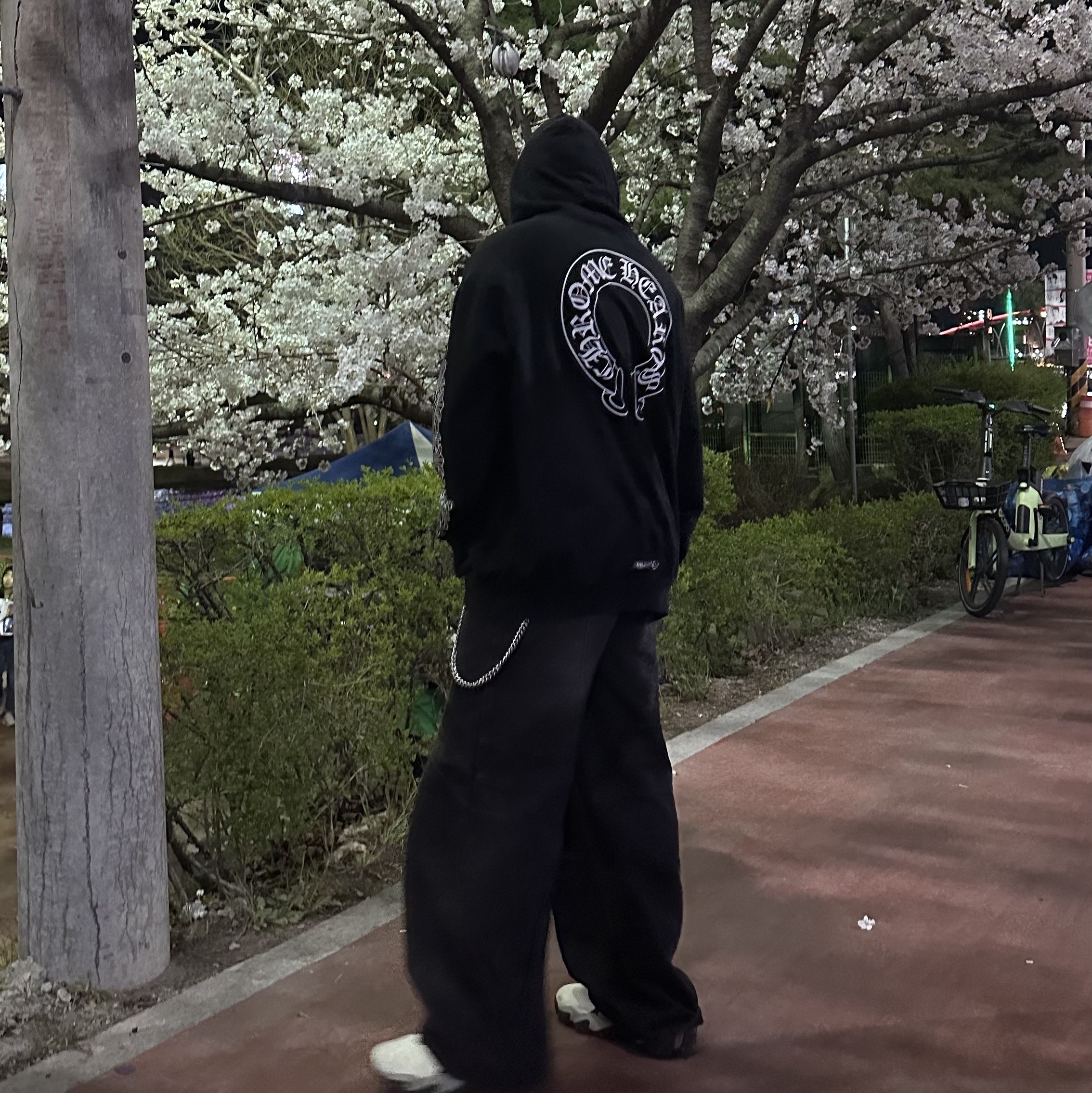 Chrome Hearts Horseshoe Floral Fleece Zip-Up Hoodie Black, Oakley Edge Icon Cream Navy 착용 스타일