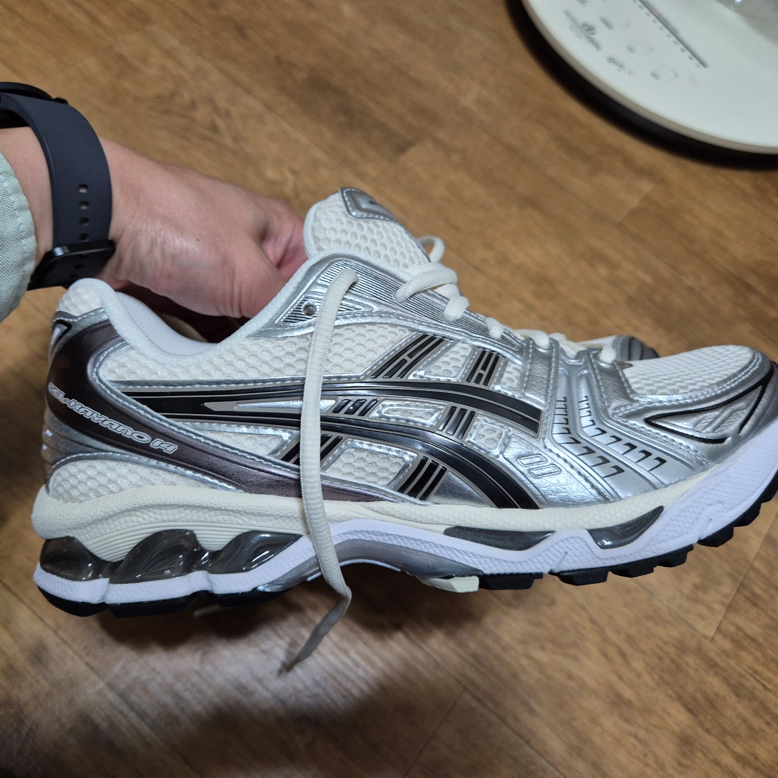 Asics Gel-Kayano 14 Cream Black 착용 스타일 - 2