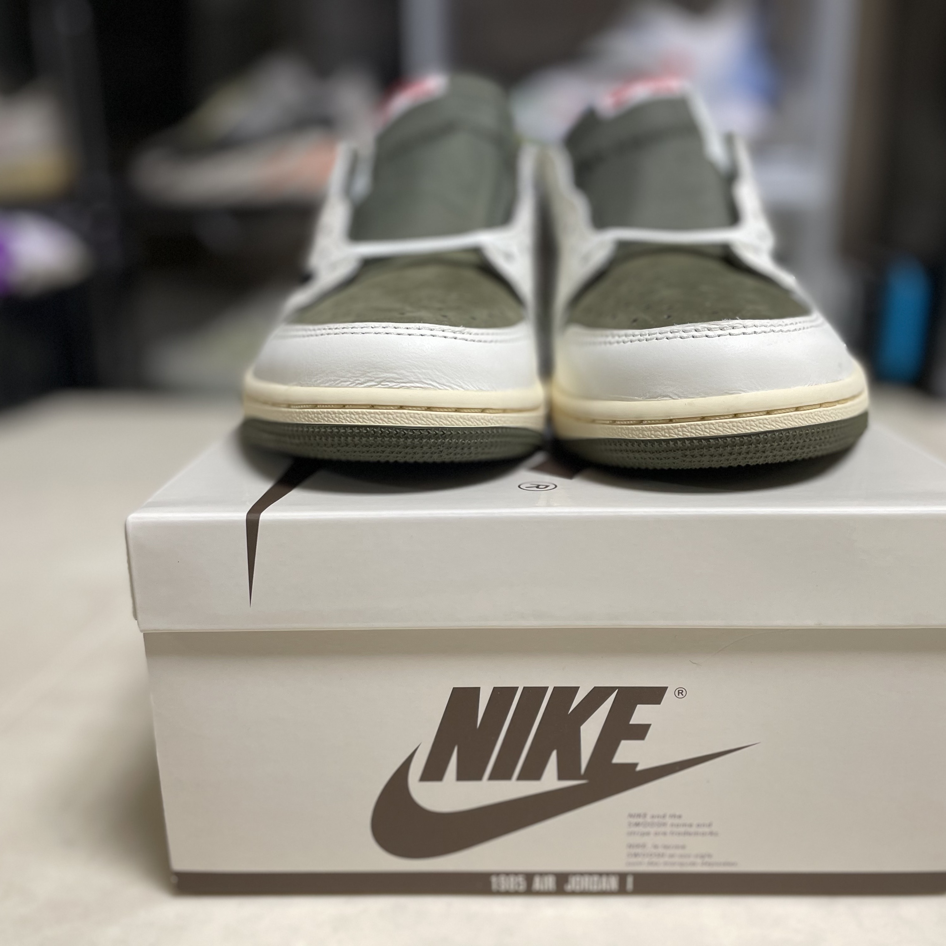 Jordan 1 x Travis Scott Retro Low OG SP Reverse Olive 착용 스타일 - 3