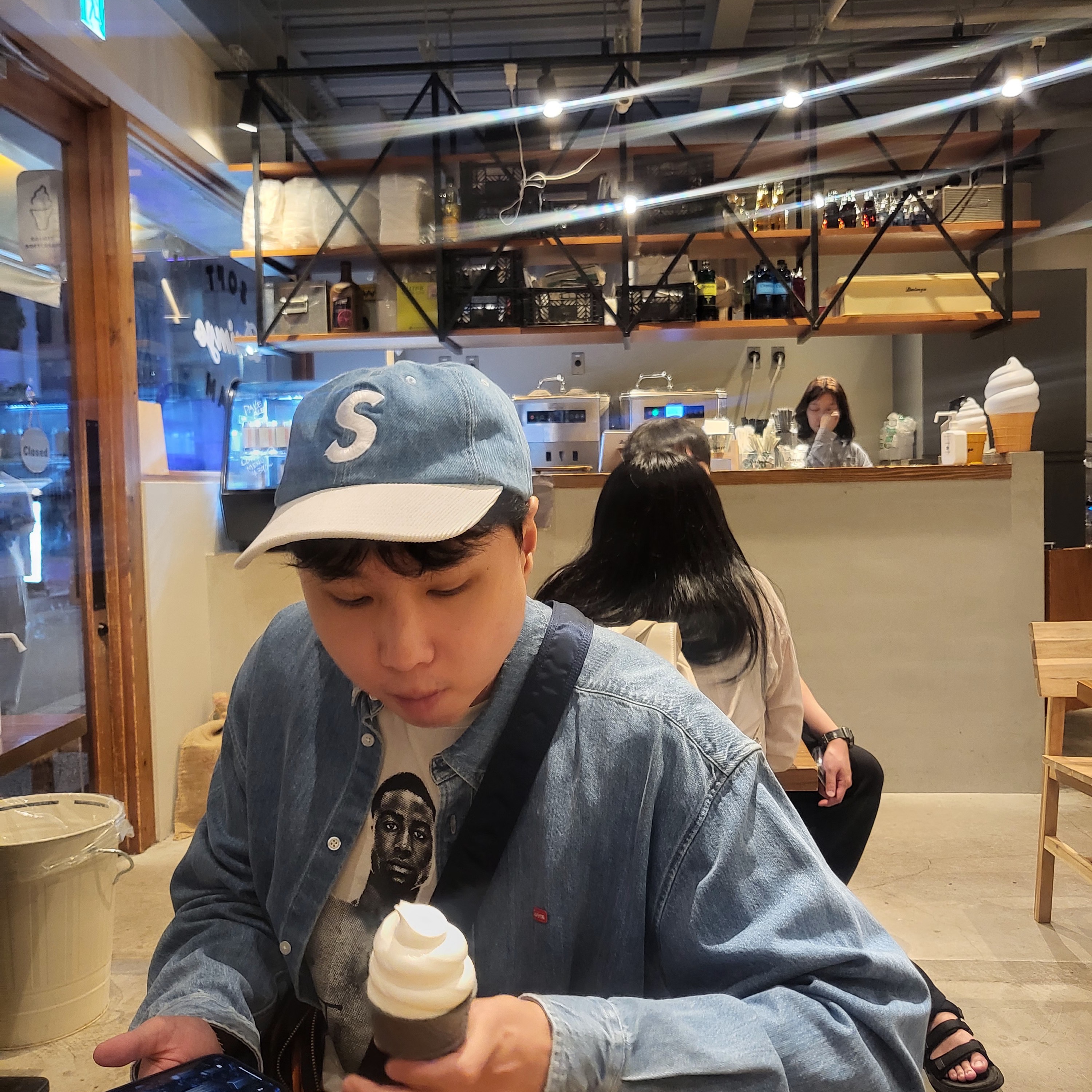 Supreme 2-Tone S Logo 6-Panel Washed Denim - 24SS, Supreme Small Box Shirt Denim - 23FW 착용 스타일 - 2