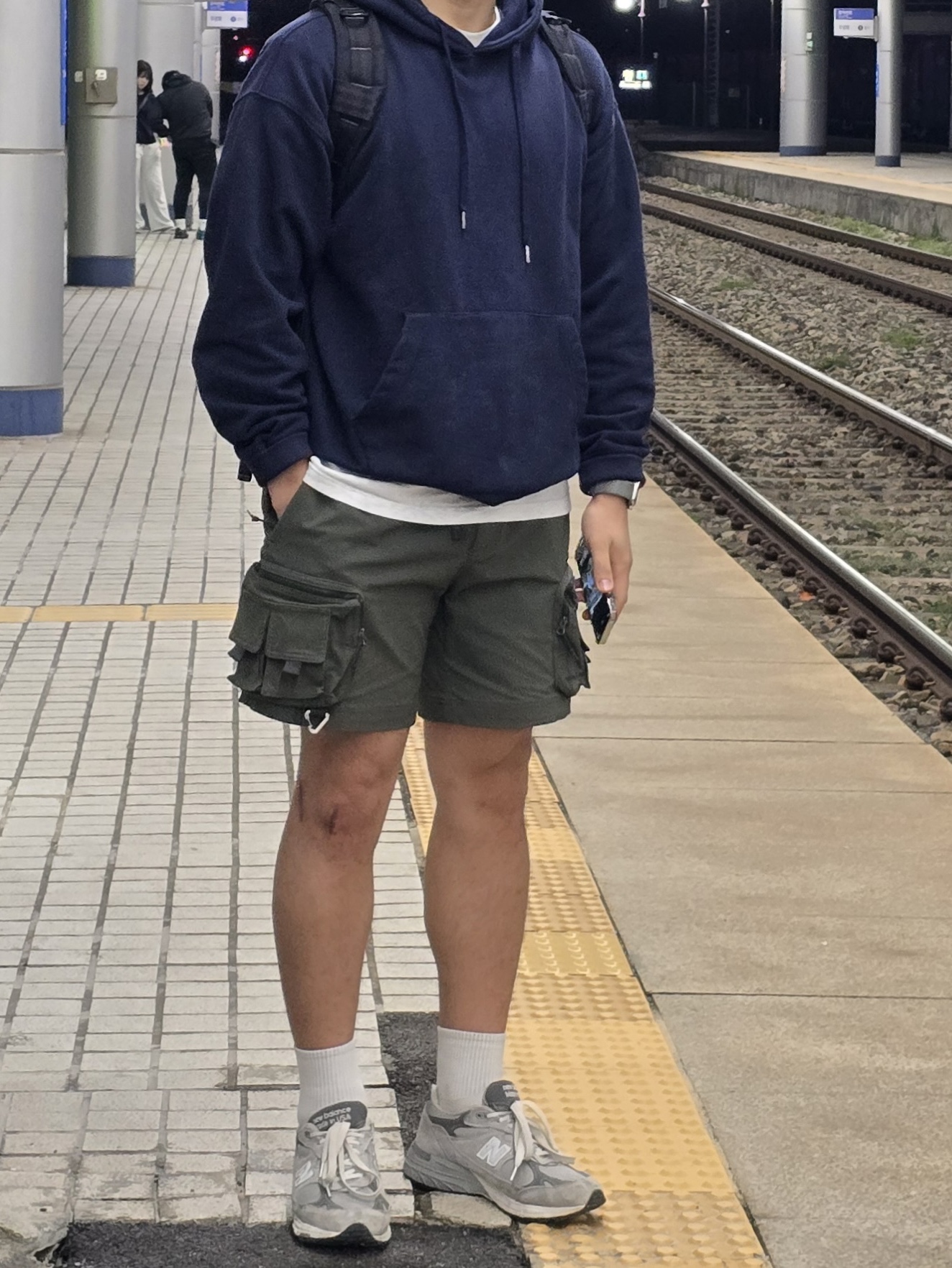 Nike ACG Cargo Shorts Sequoia - Asia, New Balance 993 Made in USA Grey - D Standard 착용 스타일