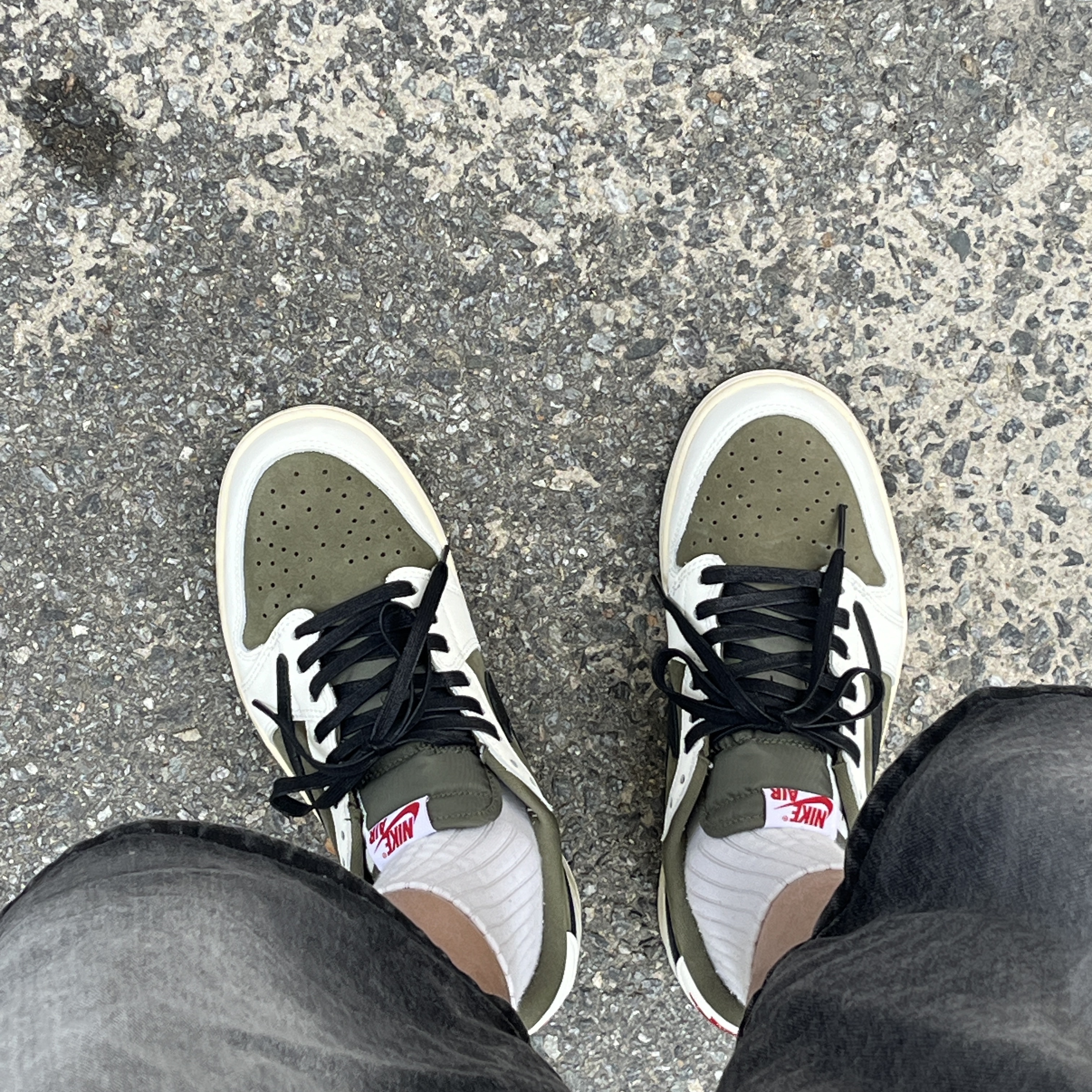 Jordan 1 x Travis Scott Retro Low OG SP Reverse Olive, Stussy Wave Dye Beach Shell Jacket Black 착용 스타일 - 1