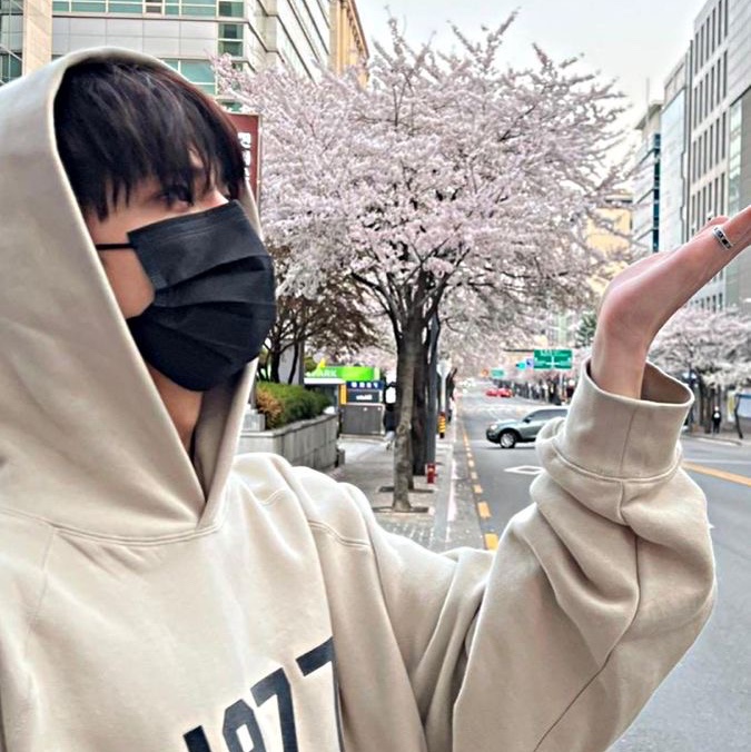 Essentials 1977 Hoodie Wheat - 22SS 착용 스타일 - 2