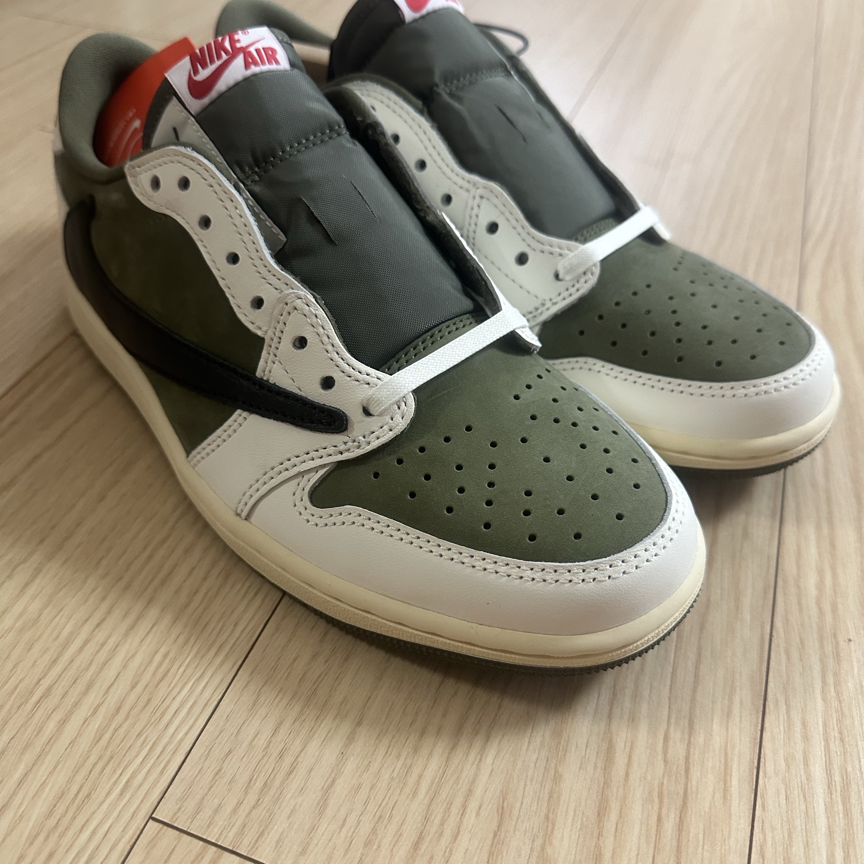 Jordan 1 x Travis Scott Retro Low OG SP Reverse Olive 착용 스타일 - 5
