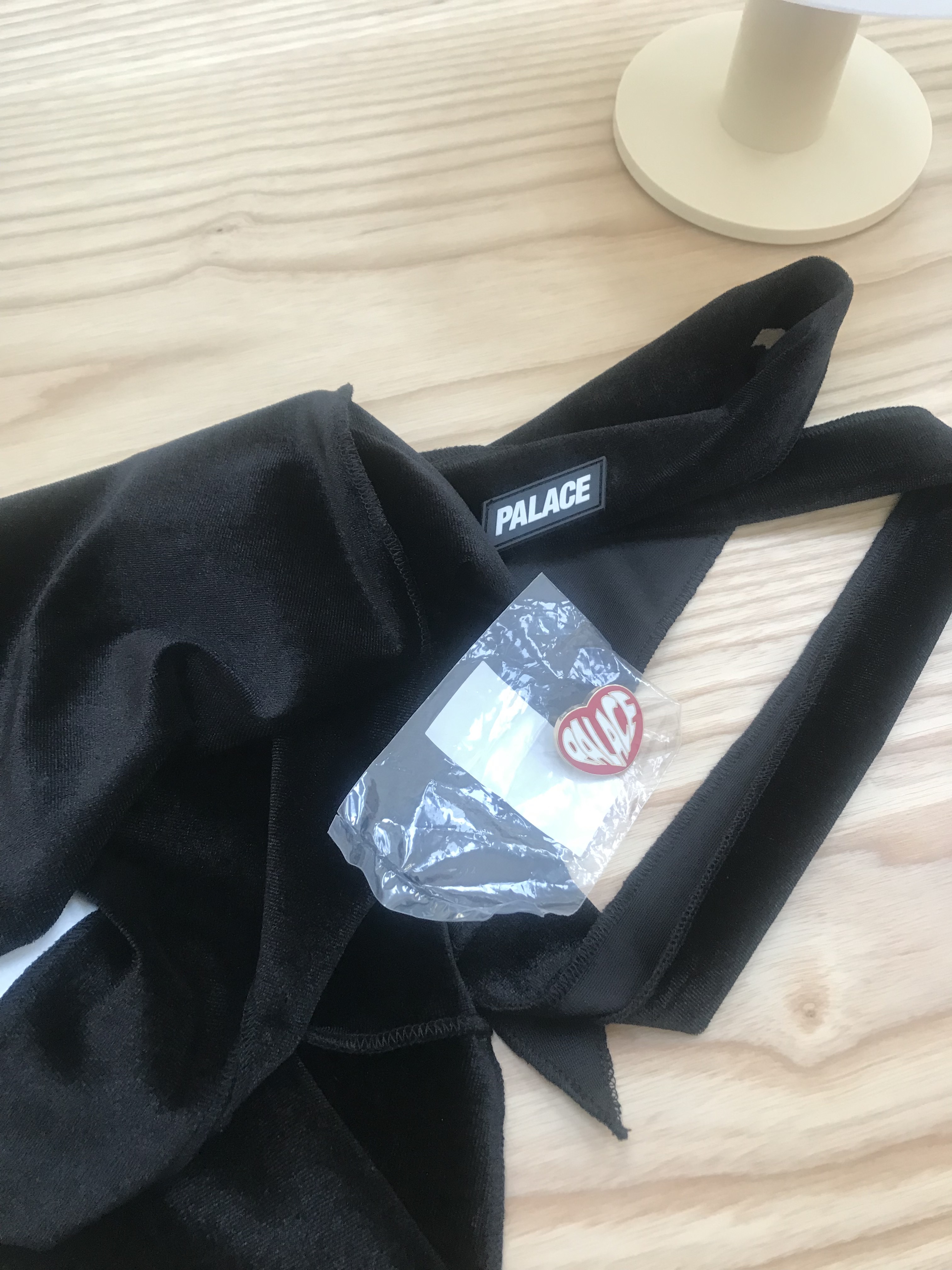 Palace Velvet Durag Black - 24FW, Palace Heart Pin Badge Red White - 24FW 착용 스타일