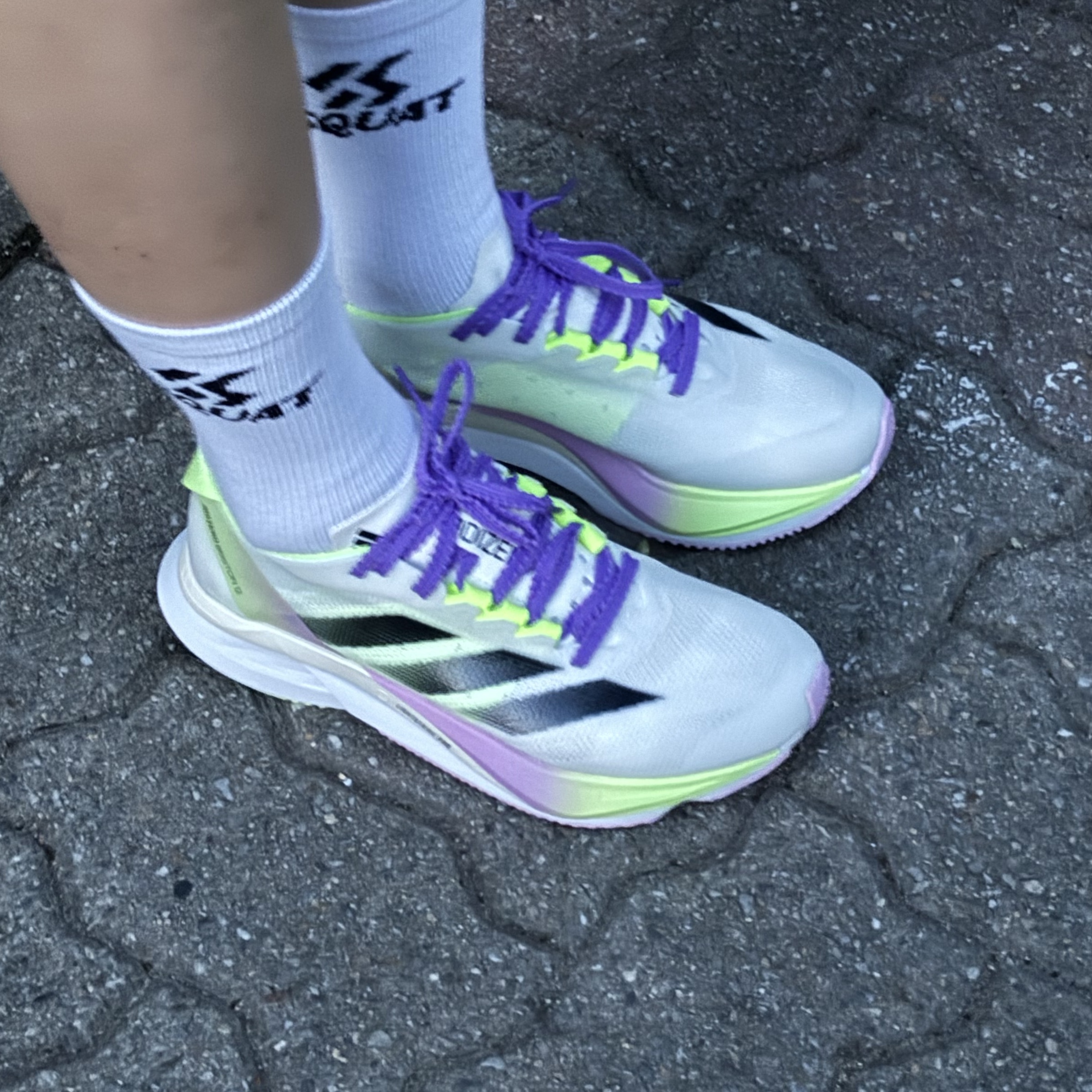 (W) Adidas Adizero Boston 12 Cloud White Green Spark Core Black 착용 스타일