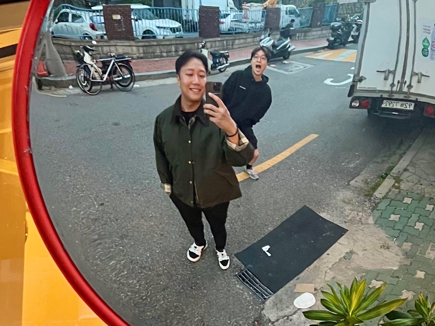 (W) Jordan 1 x Travis Scott Retro Low OG SP Medium Olive 착용 스타일 - 2