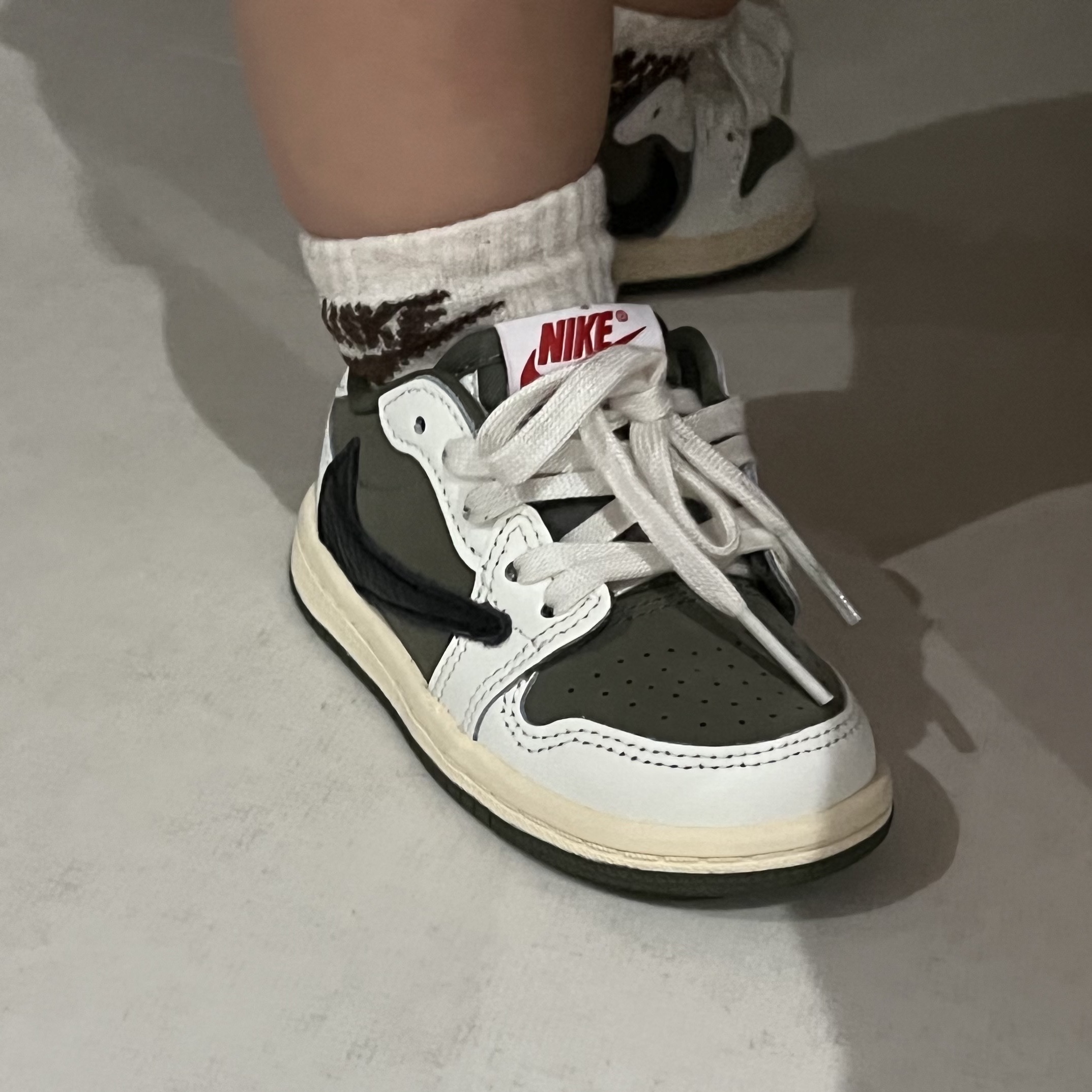 (TD) Jordan 1 x Travis Scott Retro Low OG SP Reverse Olive 착용 스타일 - 2