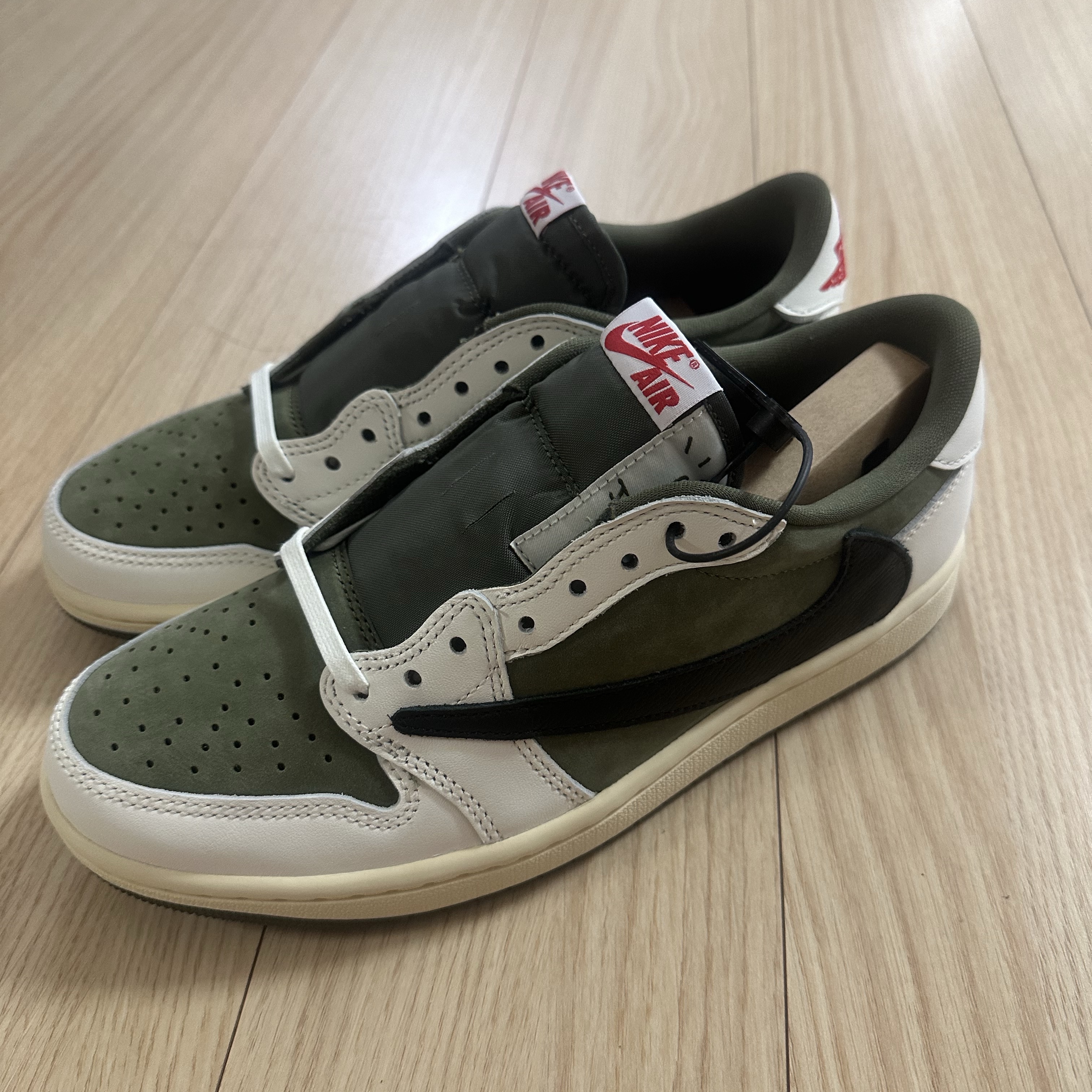 Jordan 1 x Travis Scott Retro Low OG SP Reverse Olive 착용 스타일 - 1