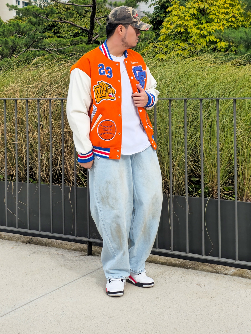 Supreme Tiger Varsity Jacket Orange - 23FW, Jordan 4 Retro Red Cement 착용 스타일 - 4