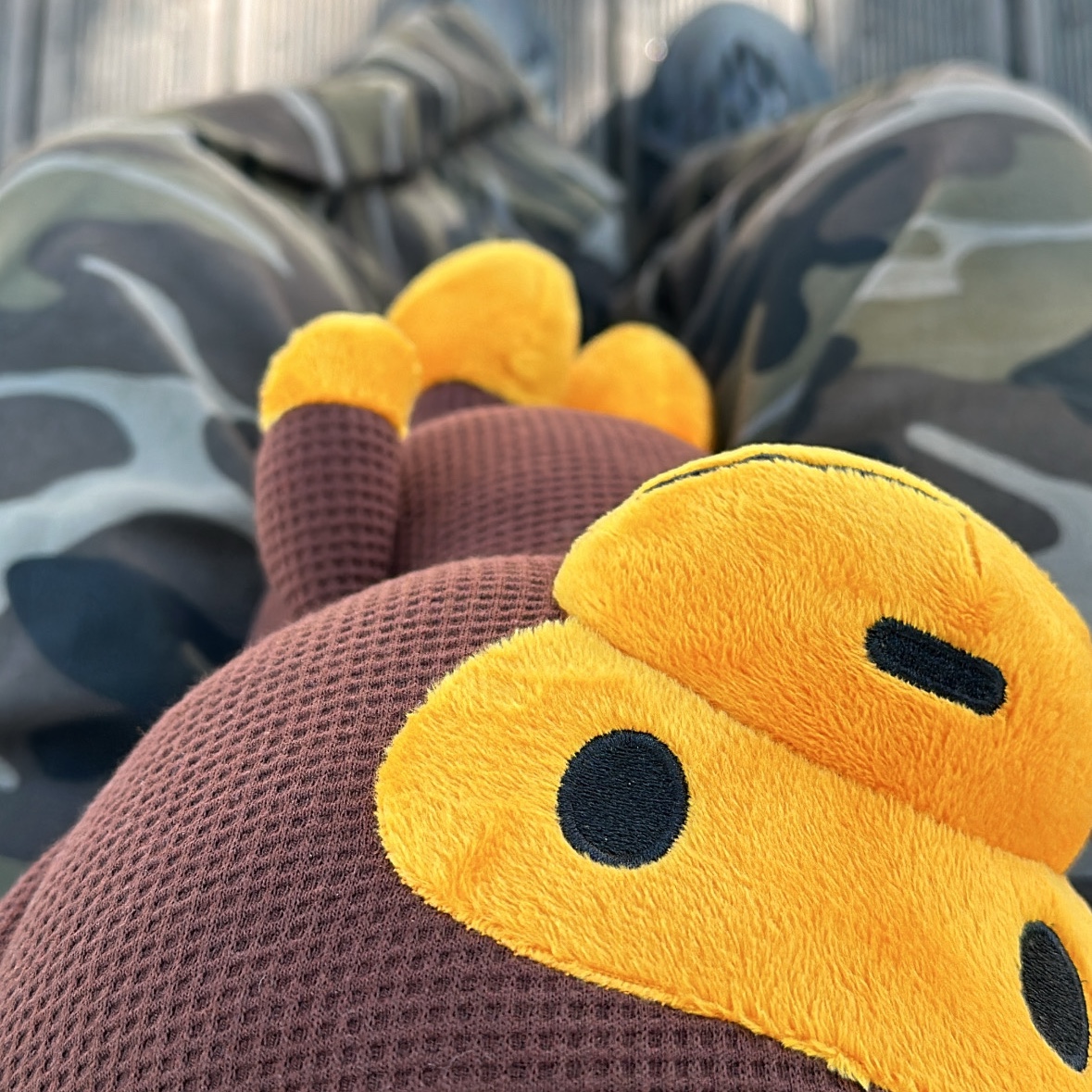 BAPE Baby Milo Plush Cross Bag Brown, Adidas Yeezy Foam RNNR Onyx 착용 스타일 - 2