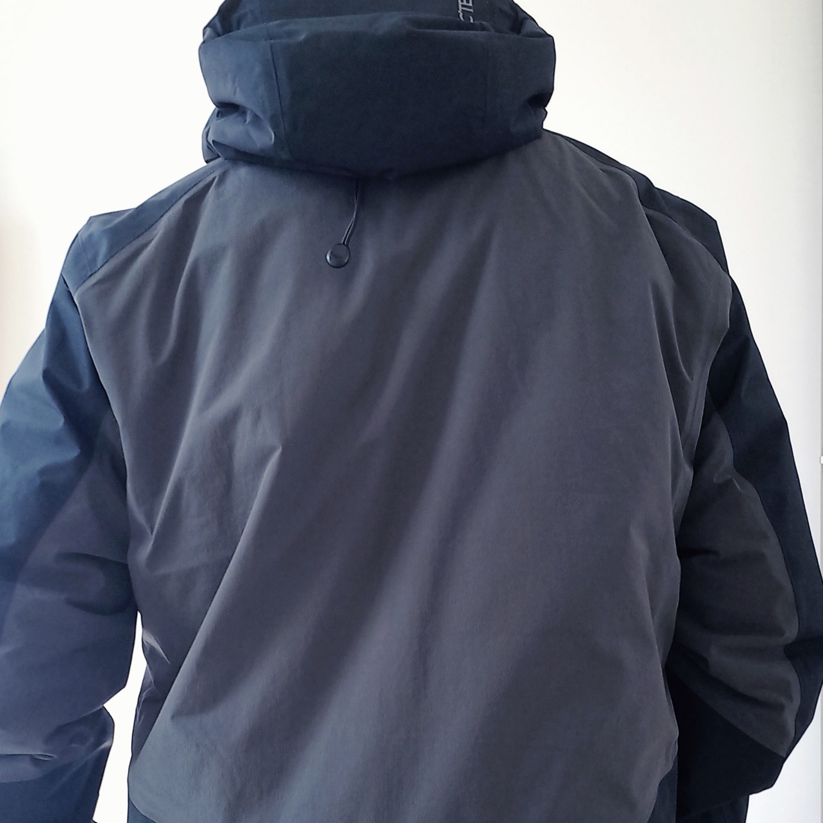 Arc'teryx Solano Insulated Hoody Black Graphite, Arc'teryx Solano Insulated Hoody Black Graphite 착용 스타일 - 7