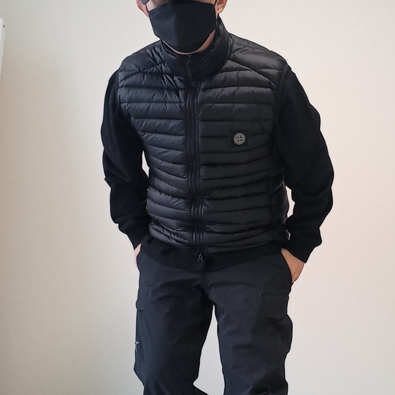 Stone Island G0224 Loom Woven Chambers Recycled Nylon Down-TC Vest Black - 23FW, Arc'teryx Rampart Pants Black 착용 스타일 - 9