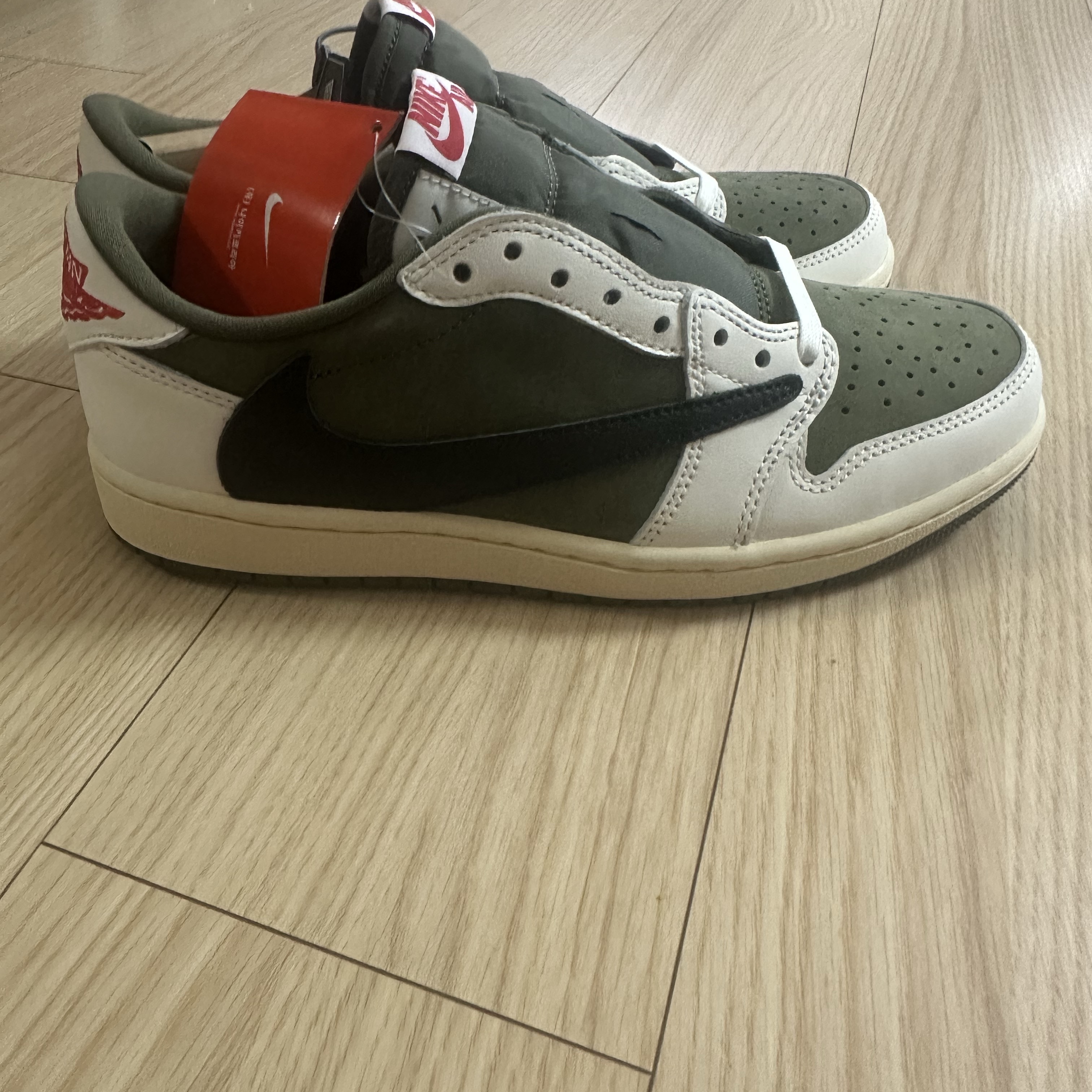 Jordan 1 x Travis Scott Retro Low OG SP Reverse Olive 착용 스타일 - 4
