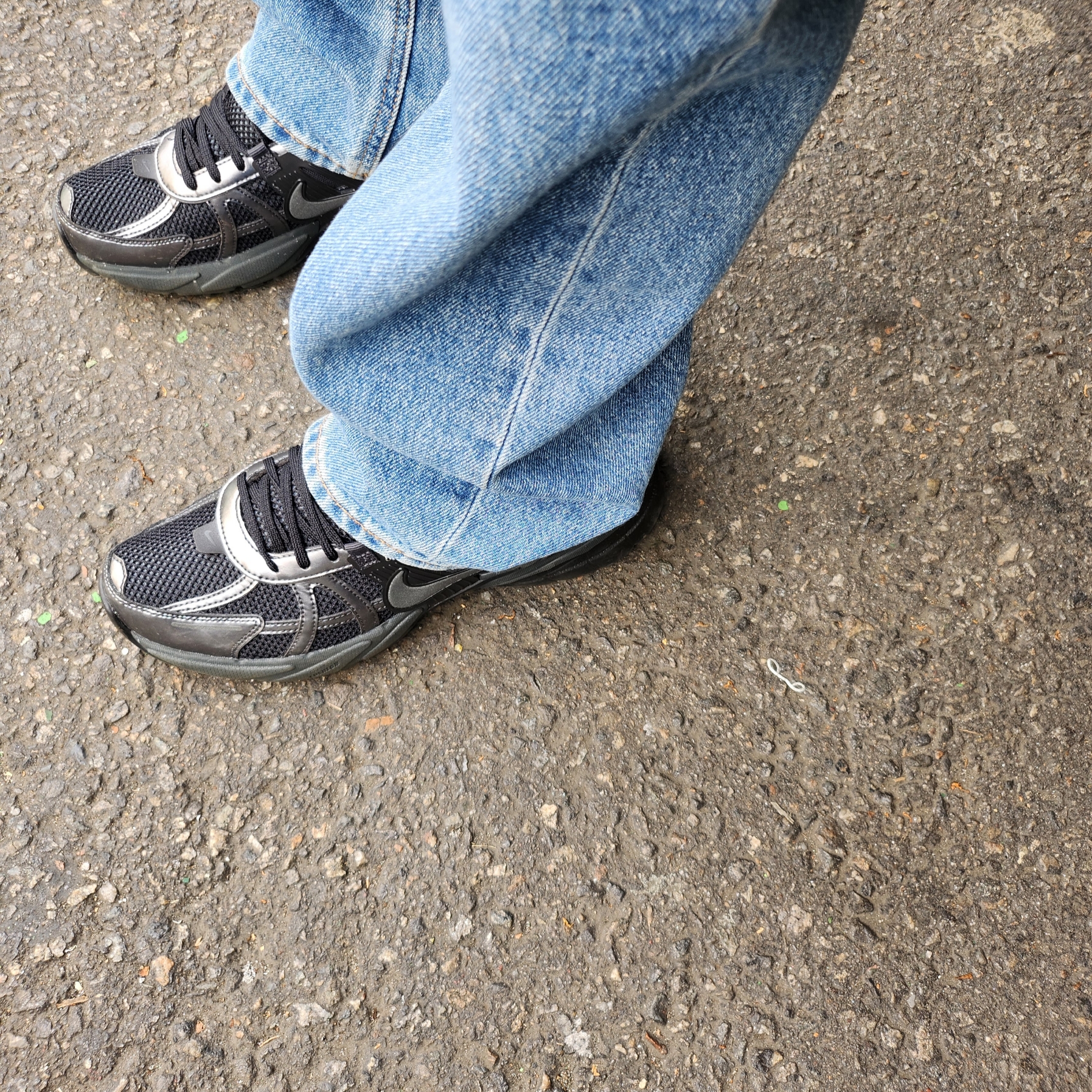 Nike V2K Run Black Anthracite 착용 스타일 - 2