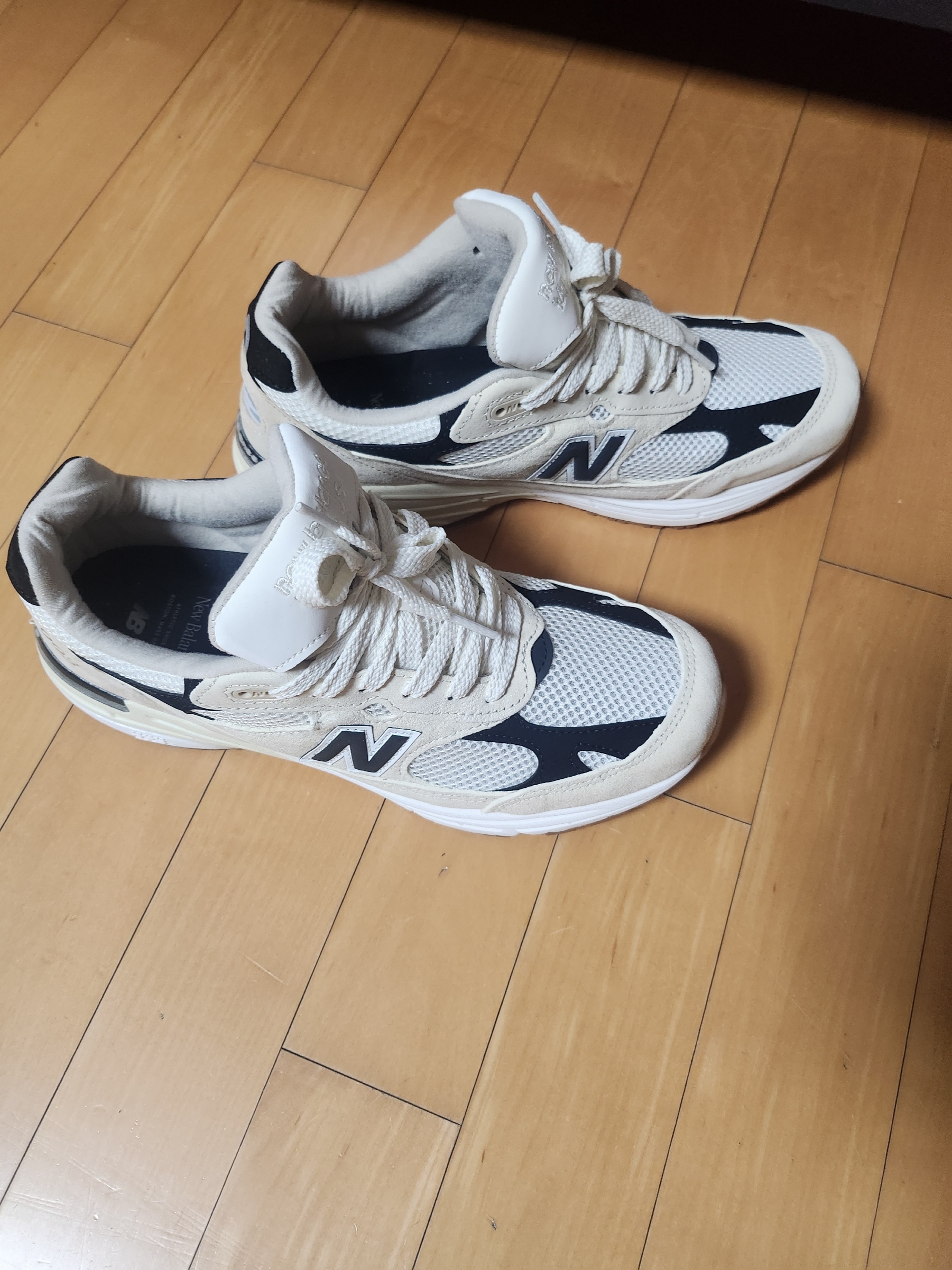 New Balance 993 Made in USA Sea Salt Black 착용 스타일 - 1
