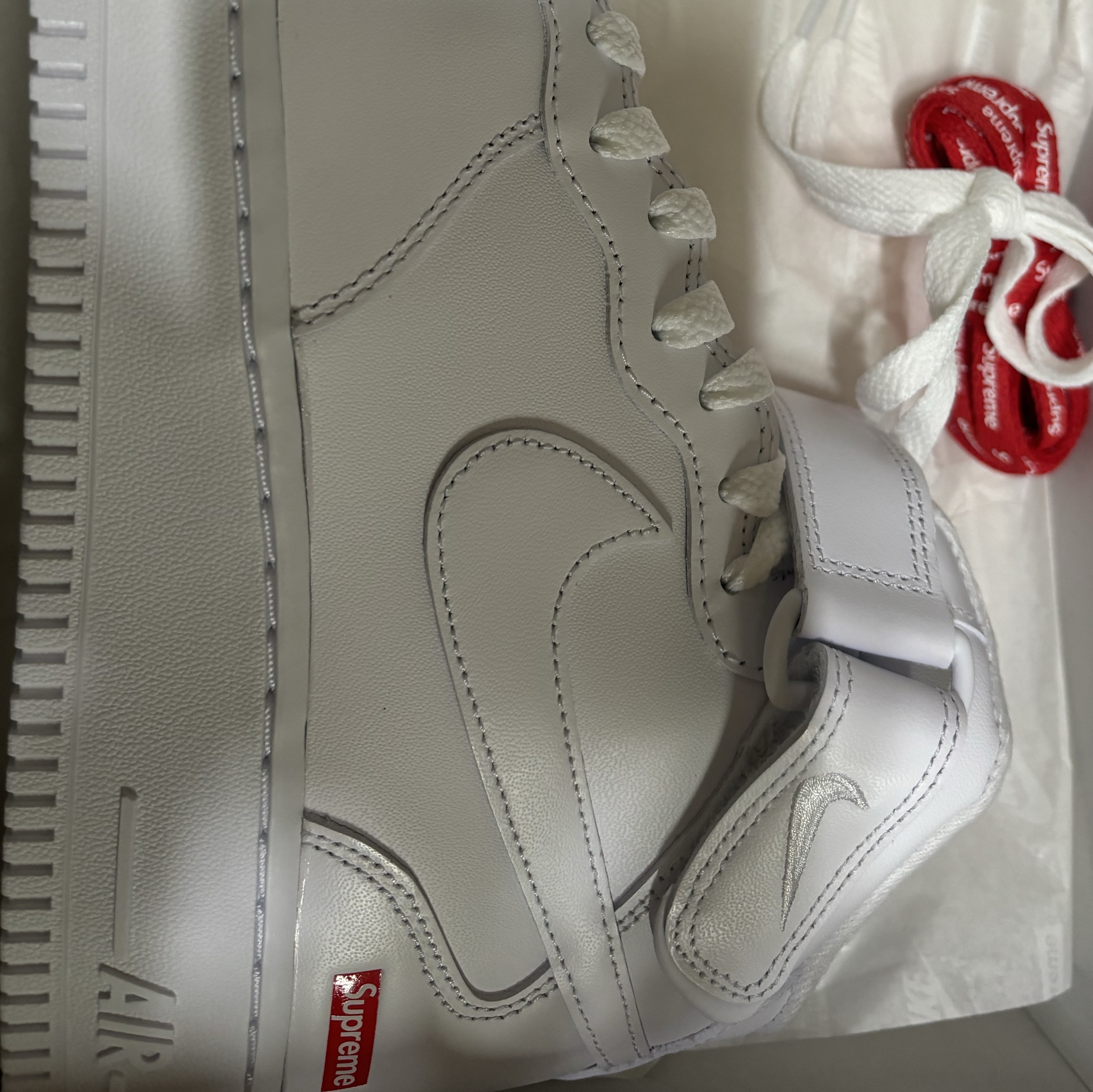 Nike x Supreme Air Force 1 Mid White 착용 스타일