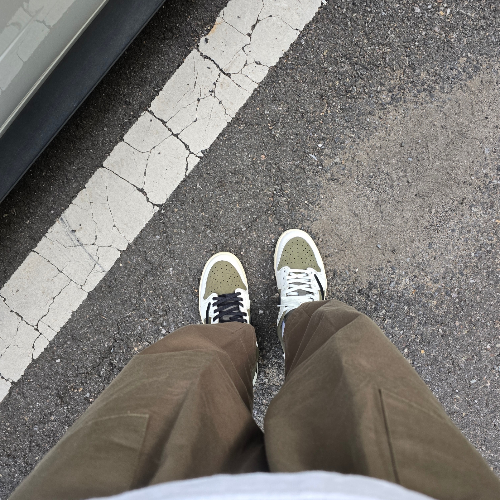 Jordan 1 x Travis Scott Retro Low OG SP Reverse Olive 착용 스타일 - 2