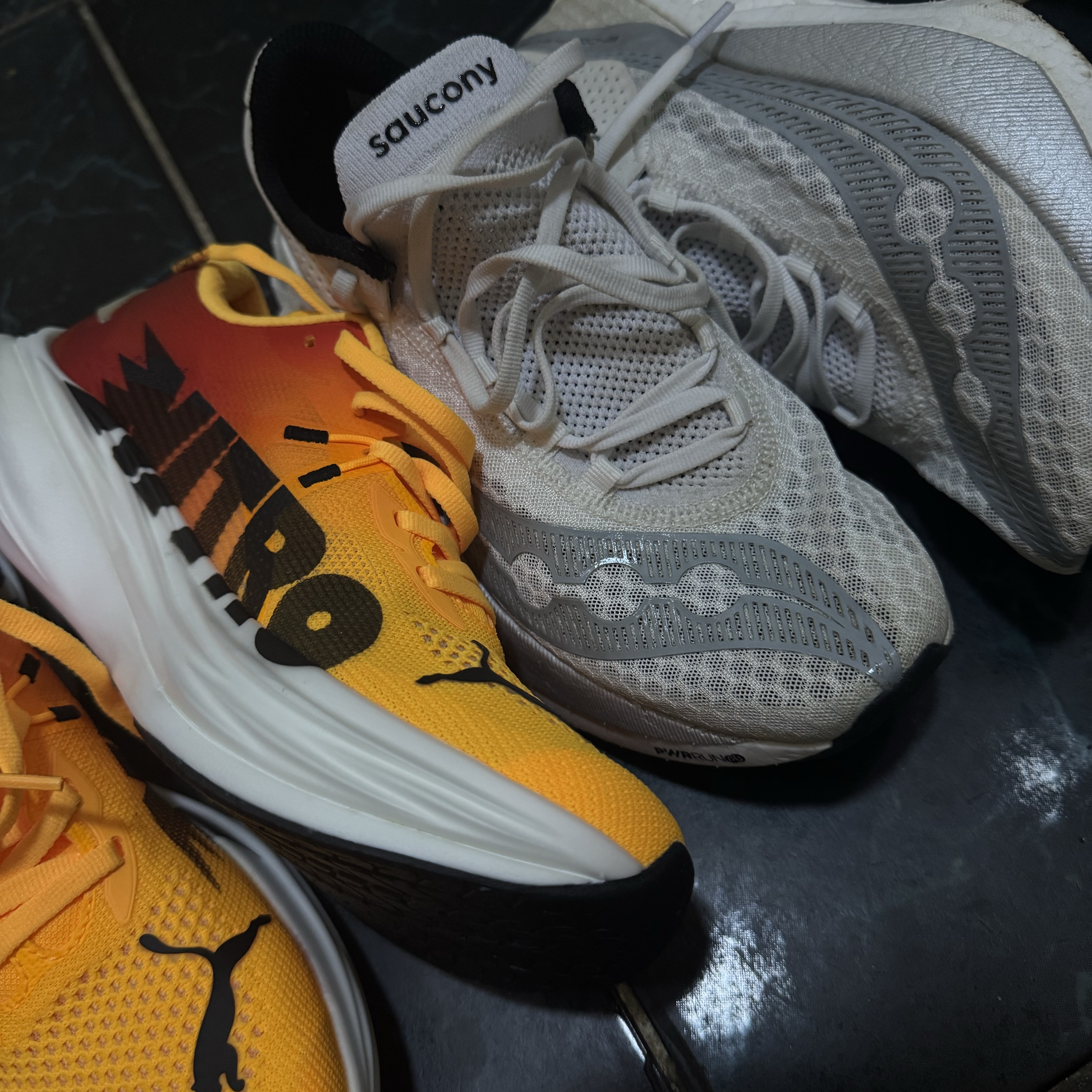 Puma Deviate Nitro 3 Fade Sun Stream Sunset Glow, Saucony Endorphin Pro 4 White Silver 착용 스타일 - 3