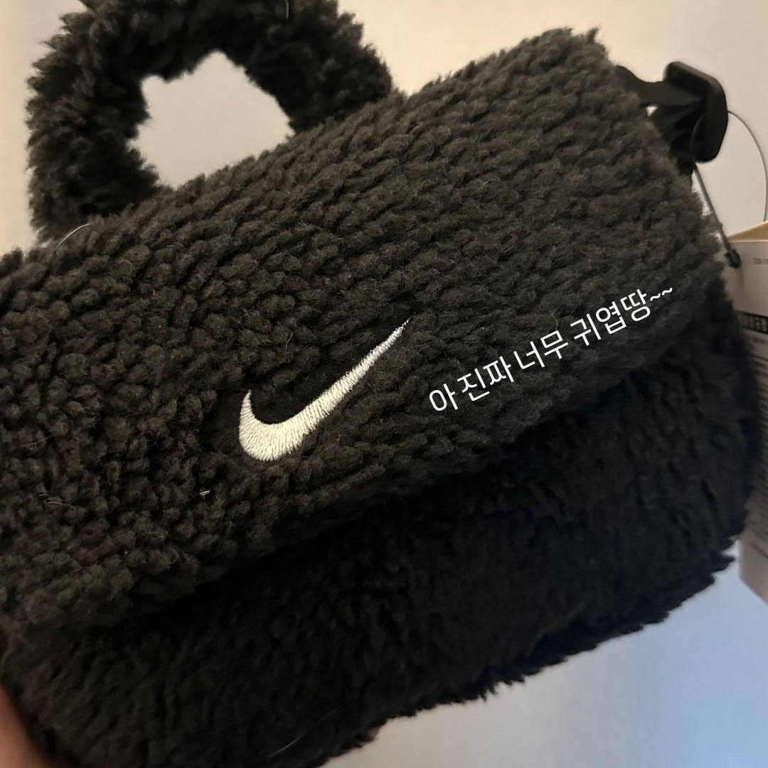 (Kids) Nike NSW Faux Fur Crossbody Bag Black 착용 스타일