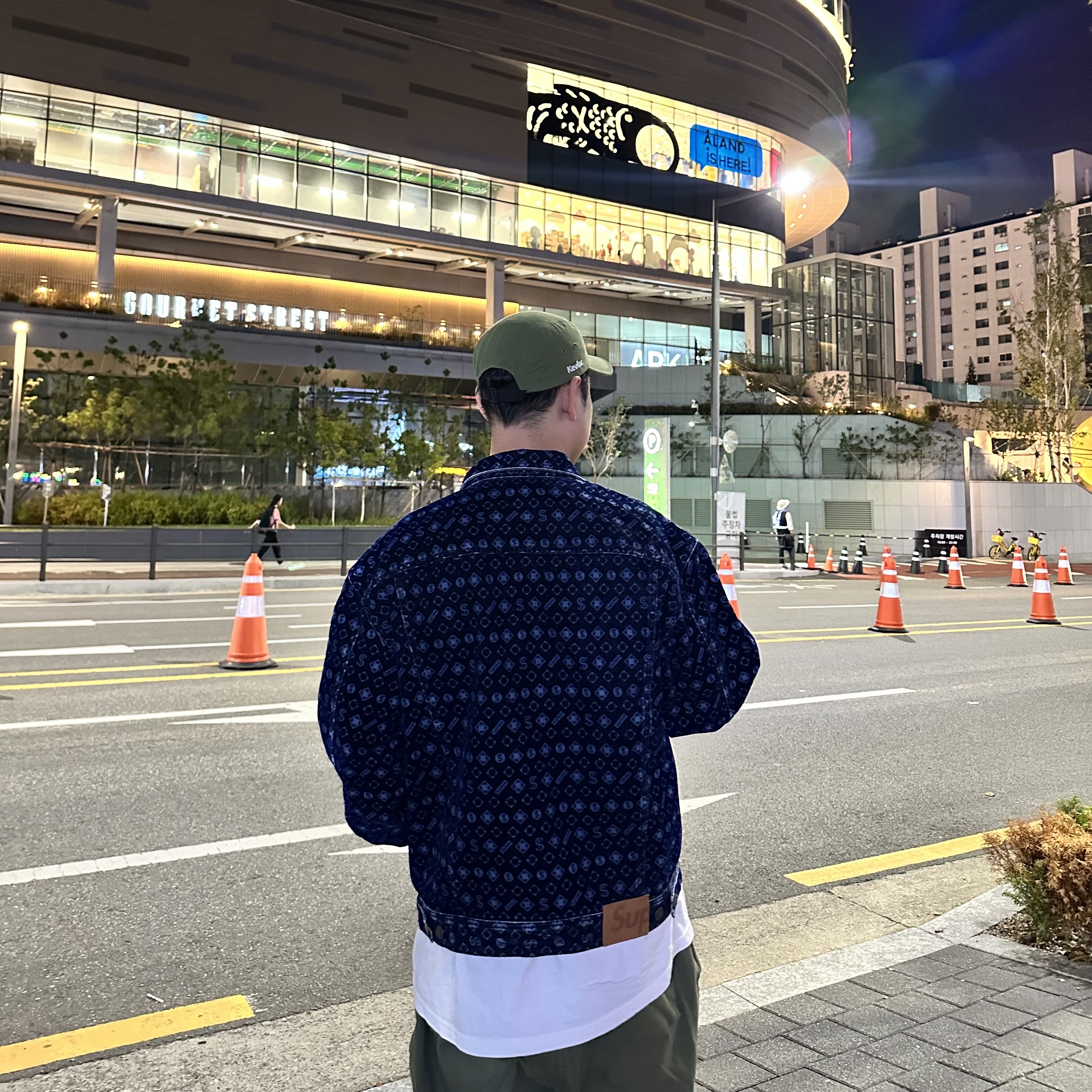 Supreme Flocked Denim Trucker Jacket Blue - 24FW, Supreme Cross Box Logo T-Shirt White - 20FW 착용 스타일