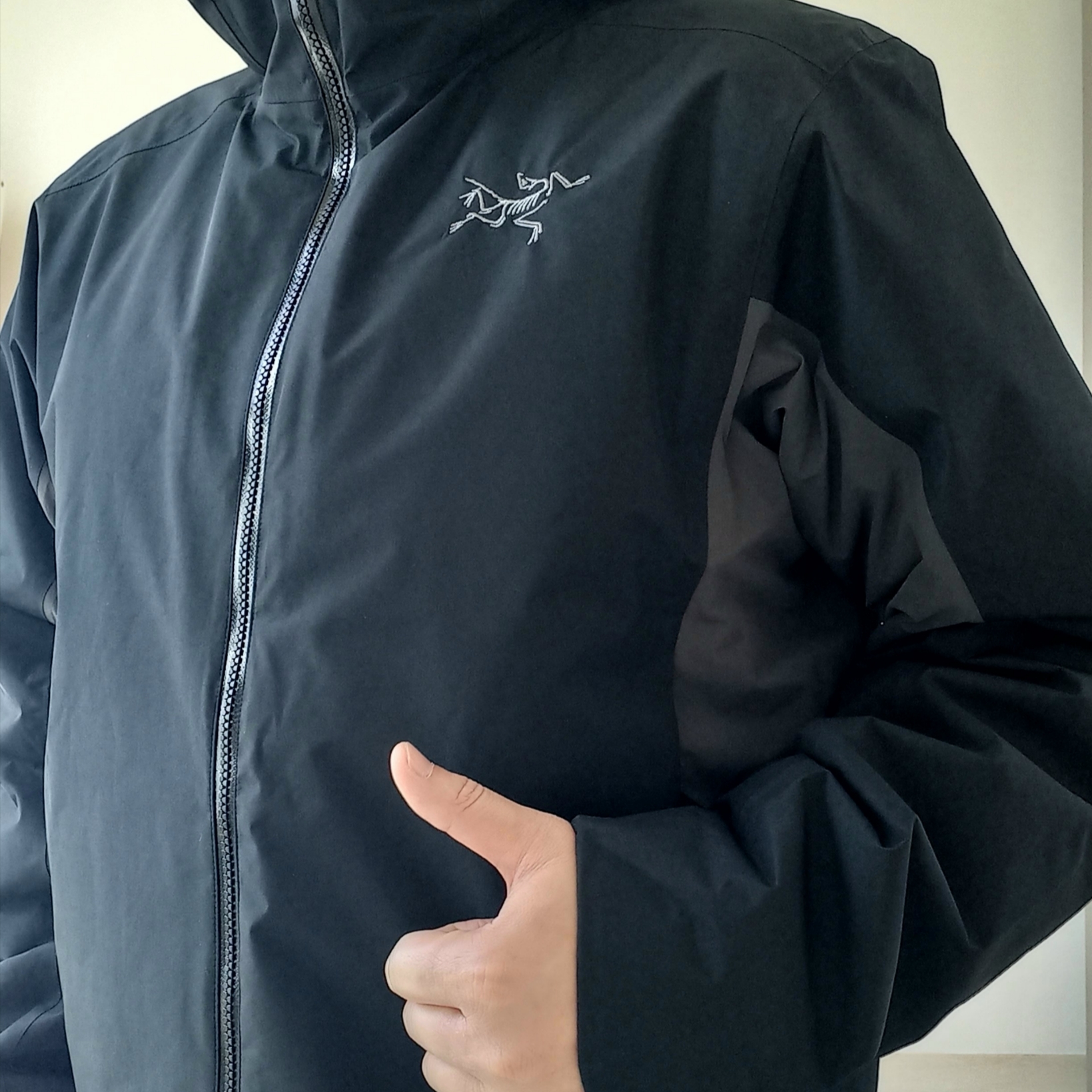 Arc'teryx Solano Insulated Hoody Black Graphite, Arc'teryx Solano Insulated Hoody Black Graphite 착용 스타일 - 3