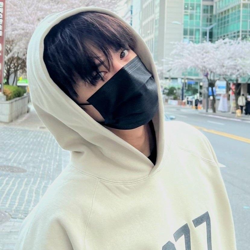 Essentials 1977 Hoodie Wheat - 22SS 착용 스타일 - 1