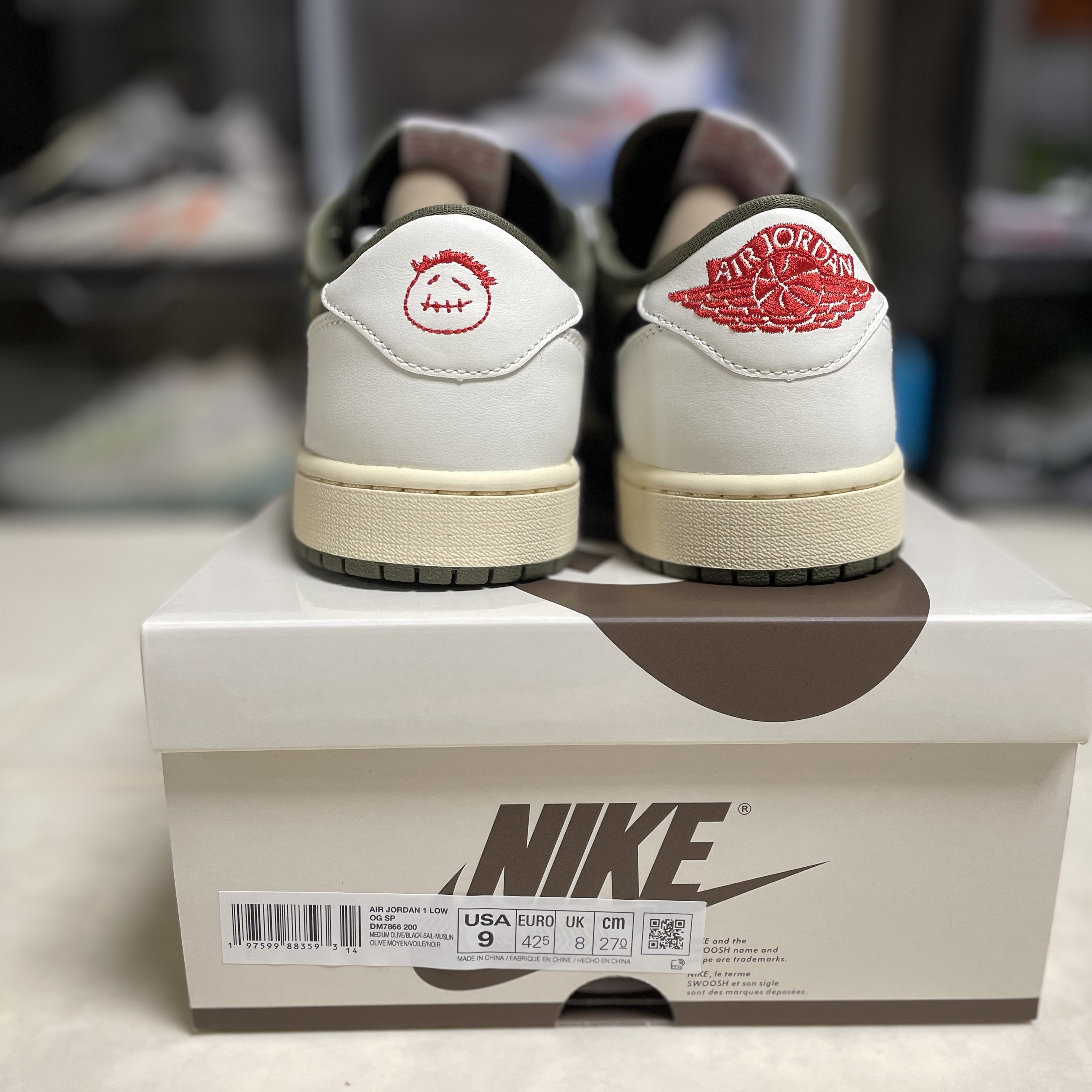 Jordan 1 x Travis Scott Retro Low OG SP Reverse Olive 착용 스타일 - 2