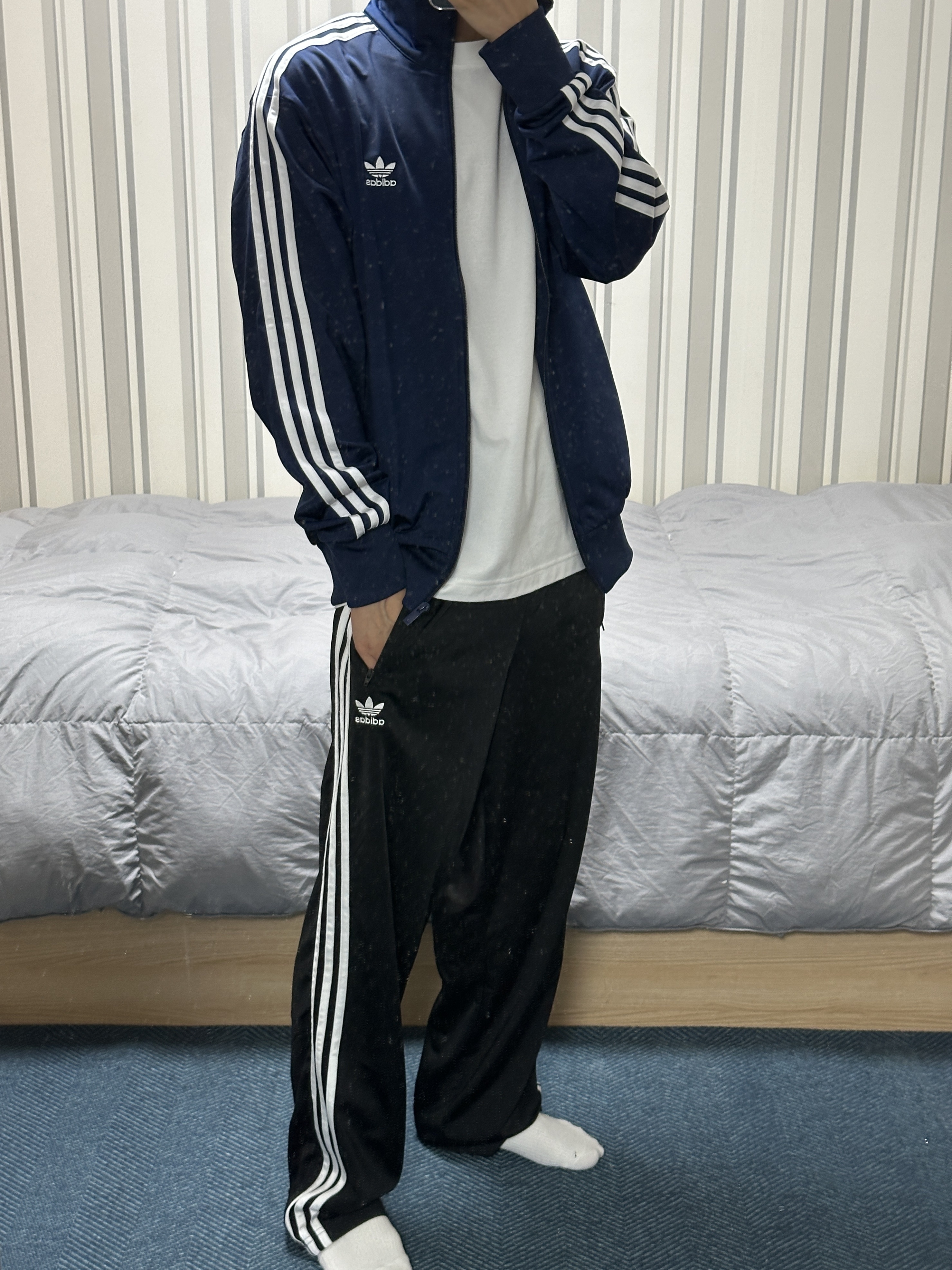 Adidas Adicolor Classic Firebird Track Top Night Indigo - KR Sizing, Adidas Adicolor Classic Firebird Track Pants Black - KR Sizing 착용 스타일 - 2