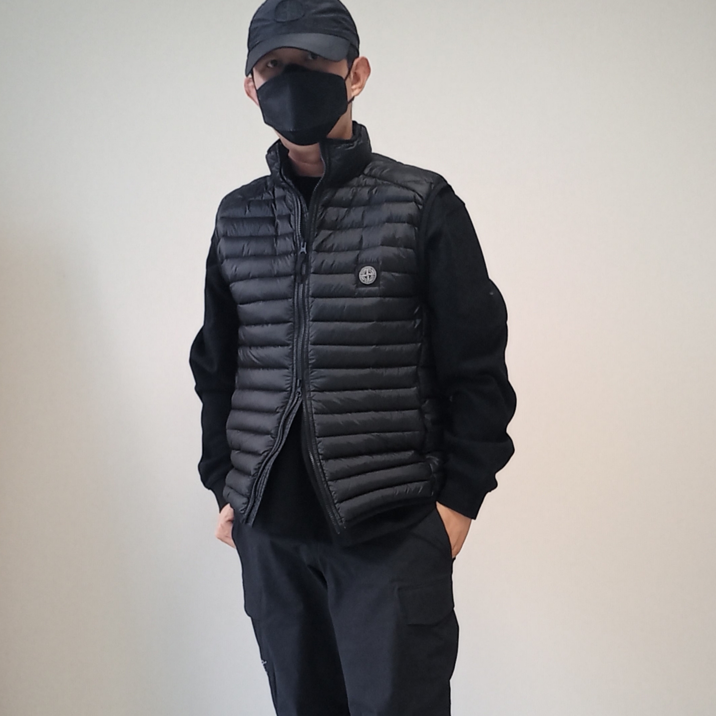 Stone Island G0224 Loom Woven Chambers Recycled Nylon Down-TC Vest Black - 23FW, Arc'teryx Rampart Pants Black 착용 스타일 - 7