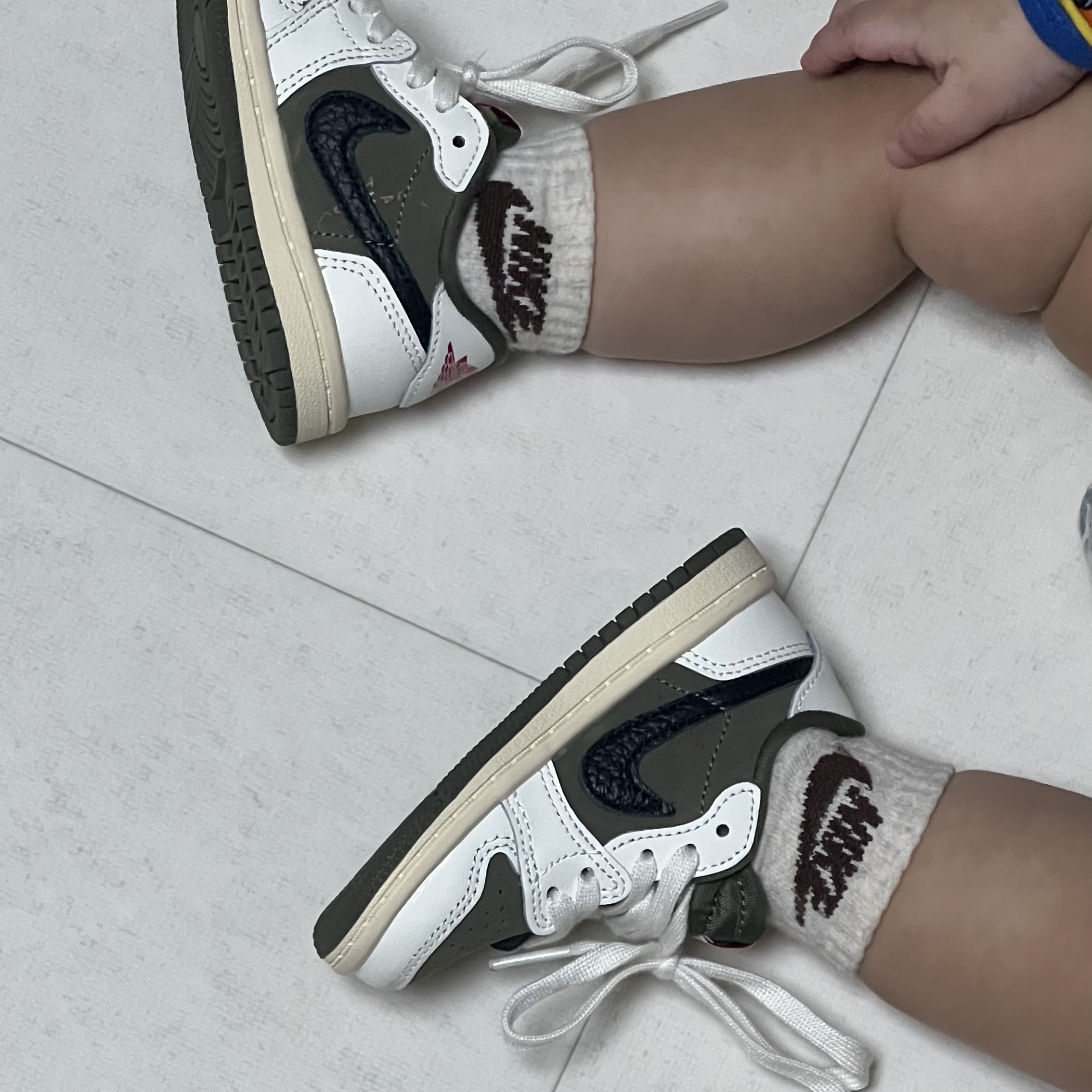 (TD) Jordan 1 x Travis Scott Retro Low OG SP Reverse Olive 착용 스타일 - 3