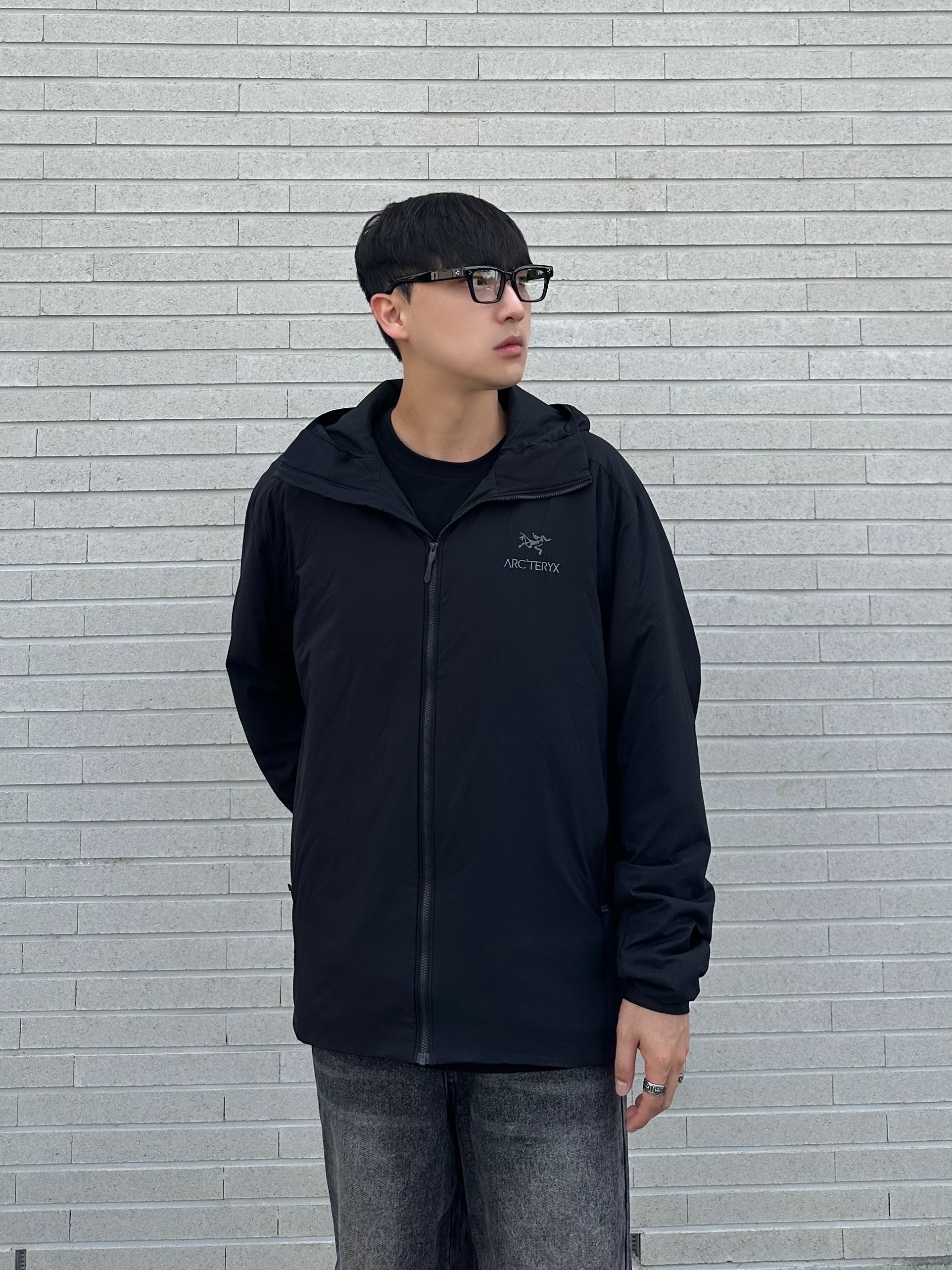 Arc'teryx Atom Hoody Black, Balenciaga 3XL Sneakers Grey White Red 착용 스타일 - 3