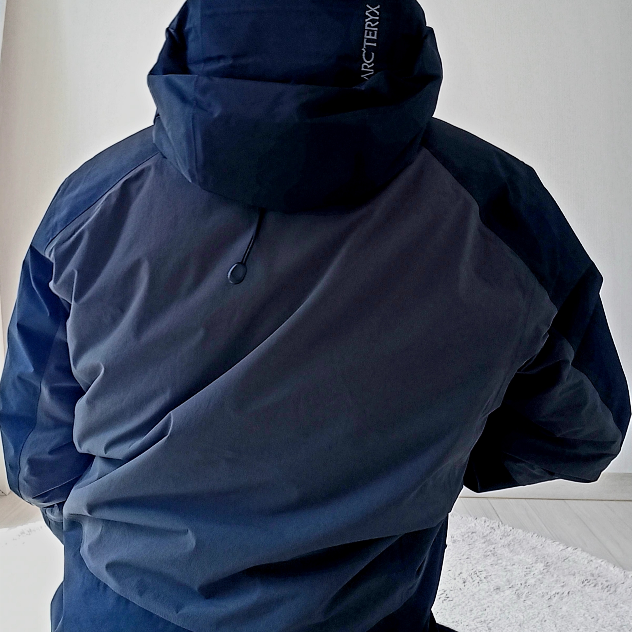 Arc'teryx Solano Insulated Hoody Black Graphite, Arc'teryx Solano Insulated Hoody Black Graphite 착용 스타일 - 6