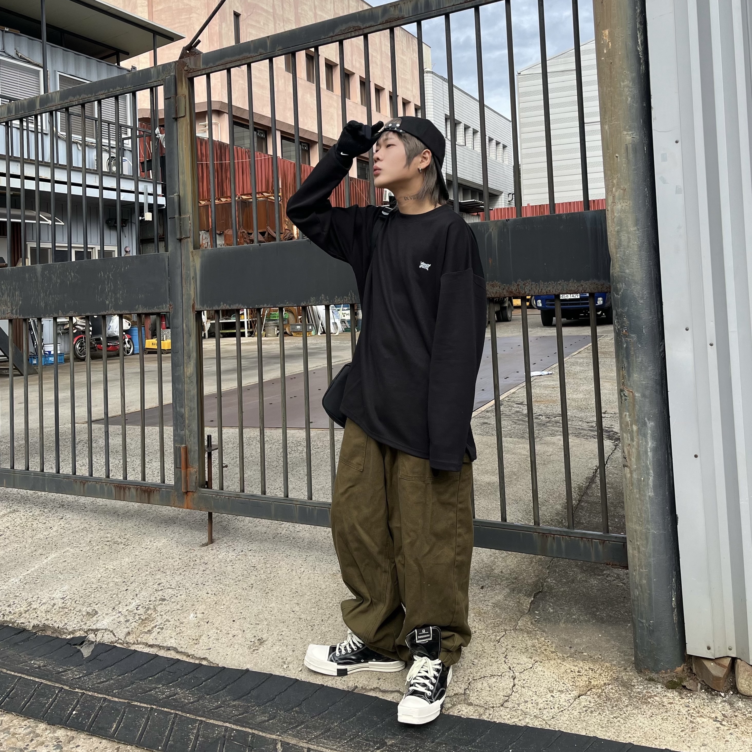 Converse x Drkshdw Turbodrk Chuck 70 Hi Black Lacquered Denim, Nike Therma-Fit Academy Football Gloves Black 착용 스타일 - 4