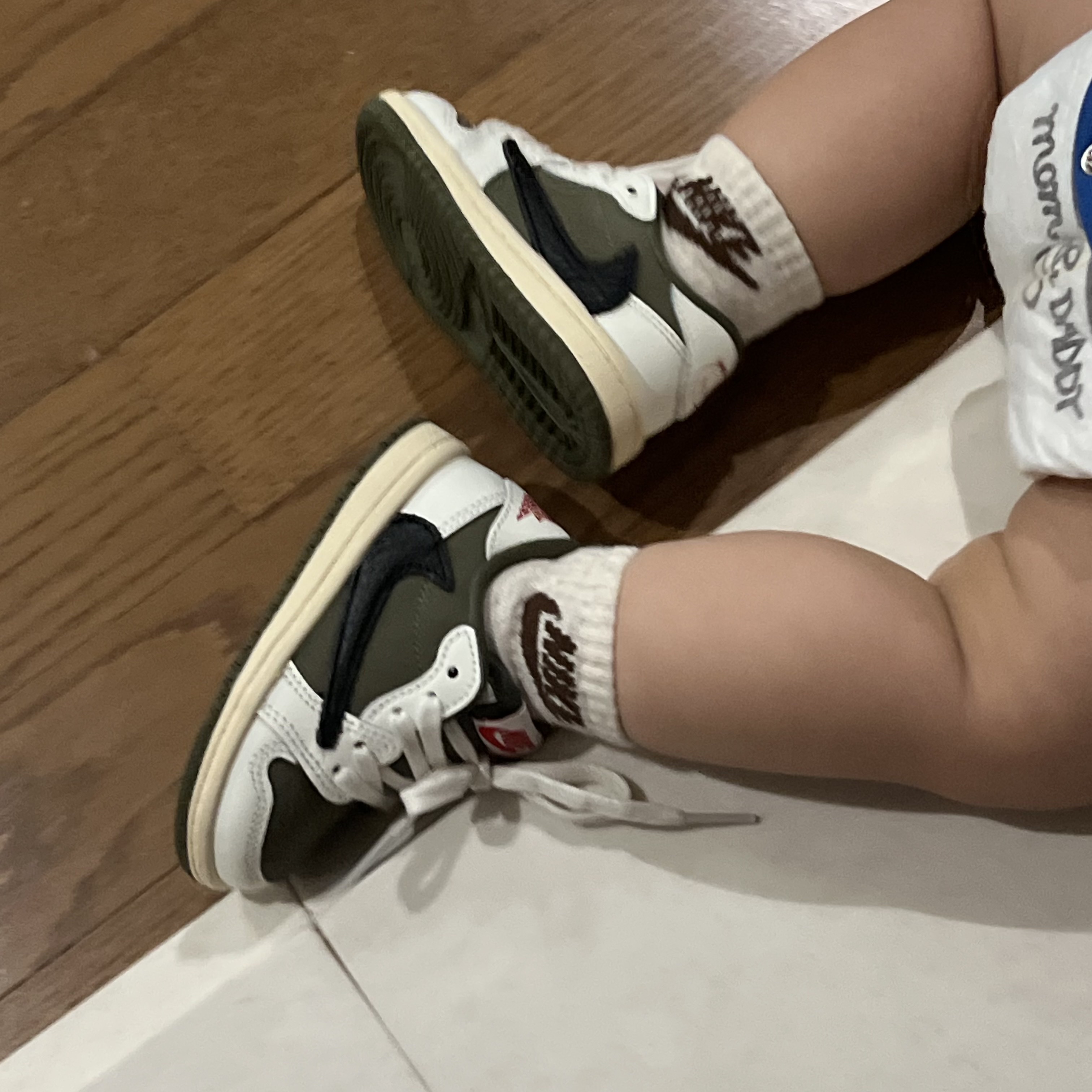 (TD) Jordan 1 x Travis Scott Retro Low OG SP Reverse Olive 착용 스타일 - 1