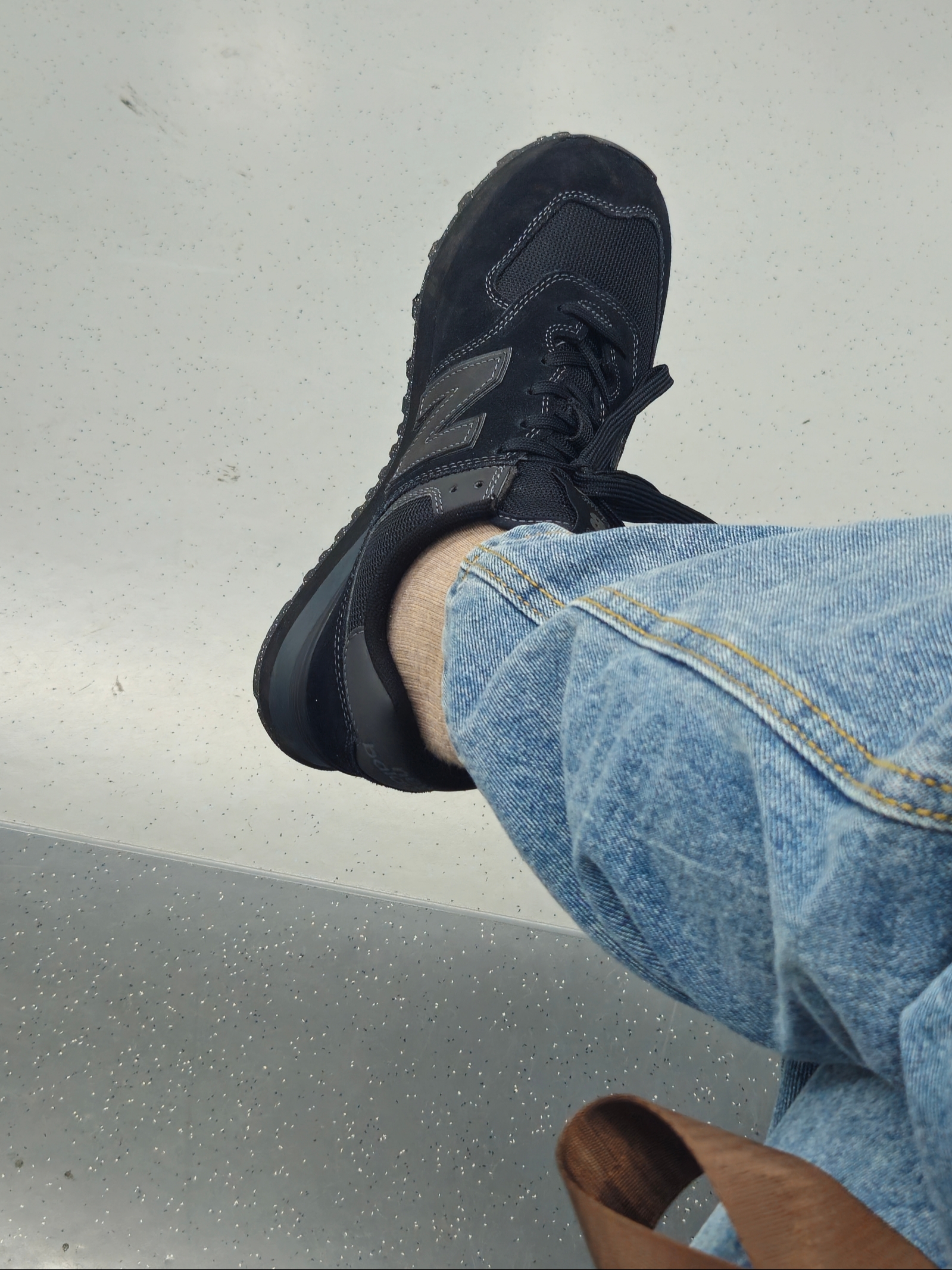 New Balance 574 Triple Black - D Standard 착용 스타일