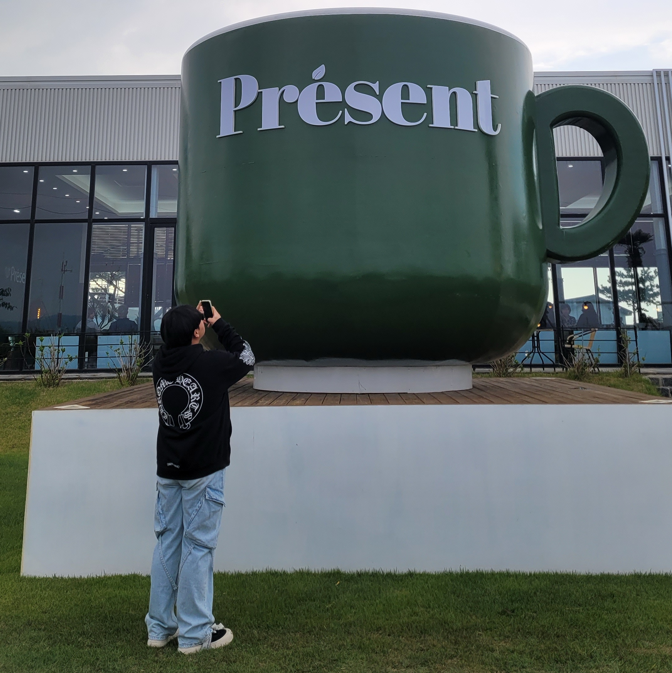 Zara Wide Fit Cargo Jeans Blue Green, Chrome Hearts Horseshoe Floral Hoodie Black 착용 스타일 - 2